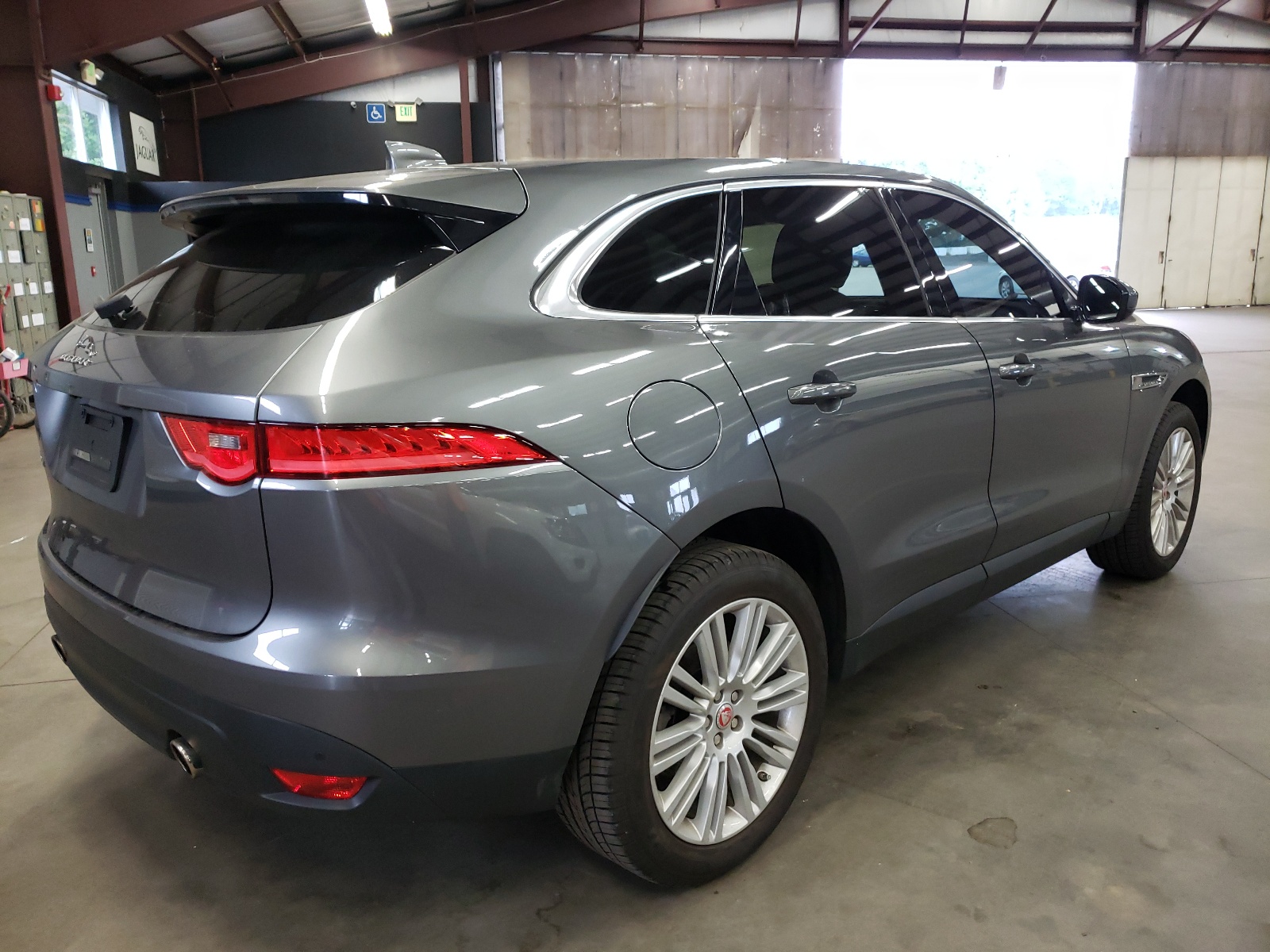Photo 4 from auction – 2017 JAGUAR F-PACE PRE with VIN SADCK2BV9HA069923