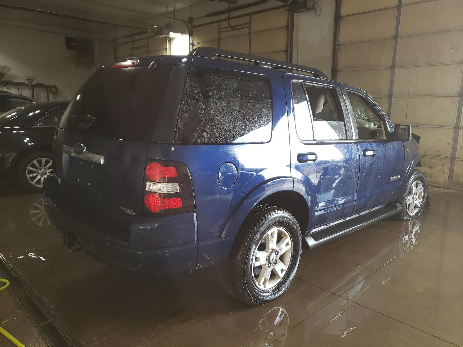 Photo 4 from auction – 2007 FORD EXPLORER X with VIN 1FMEU738X7UA85285