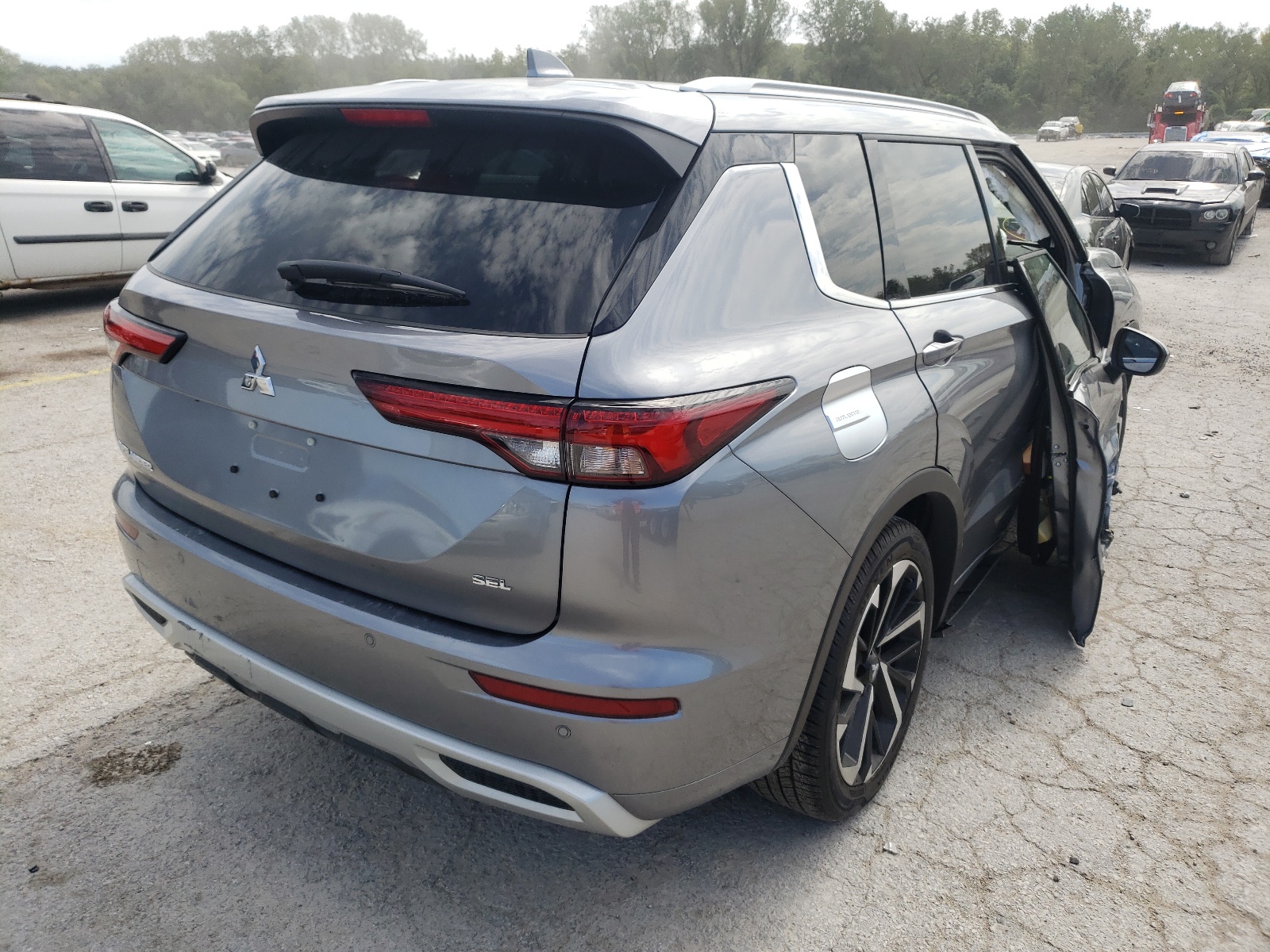 Photo 4 from auction – 2022 MITSUBISHI OUTLANDER with VIN JA4J3VA86NZ010767