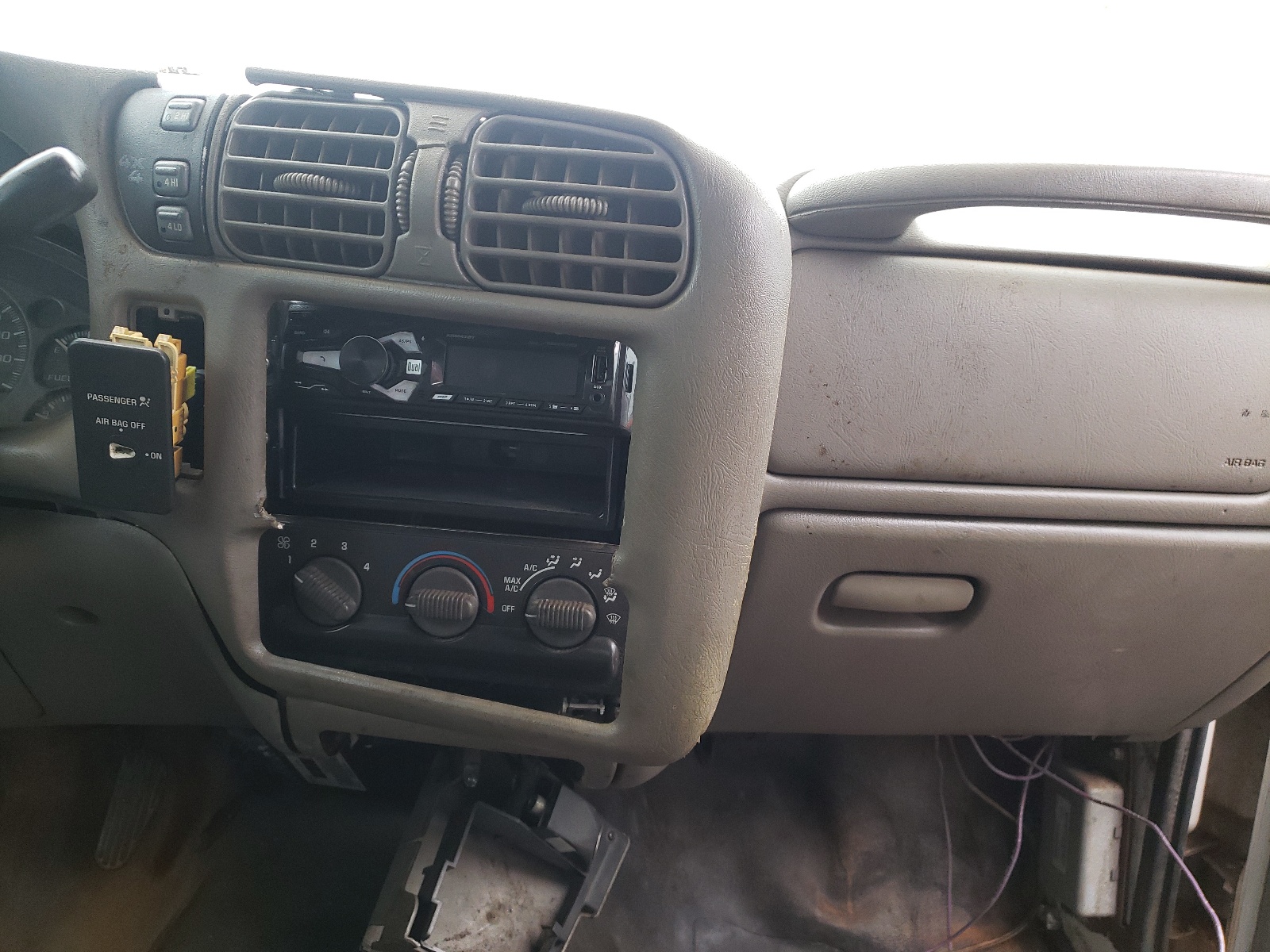 Photo 9 from auction – 2002 GMC SONOMA with VIN 1GTDT19W128231158