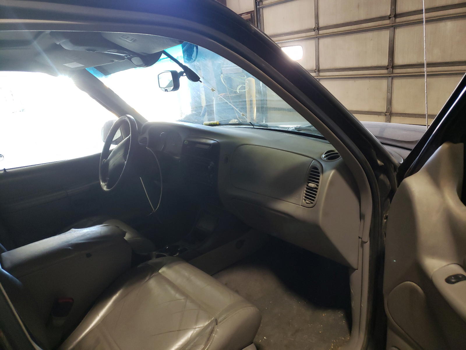 Photo 5 from auction – 2001 FORD EXPLORER X with VIN 1FMZU73E61UB04512
