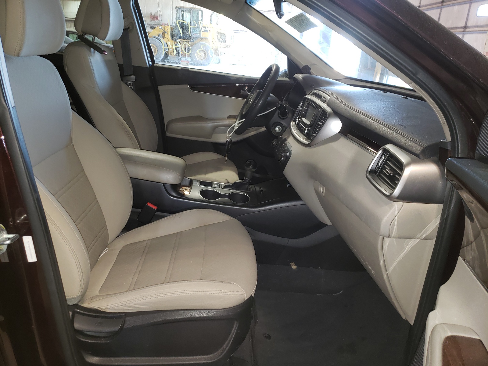 Photo 5 from auction – 2016 KIA SORENTO LX with VIN 5XYPGDA55GG034807