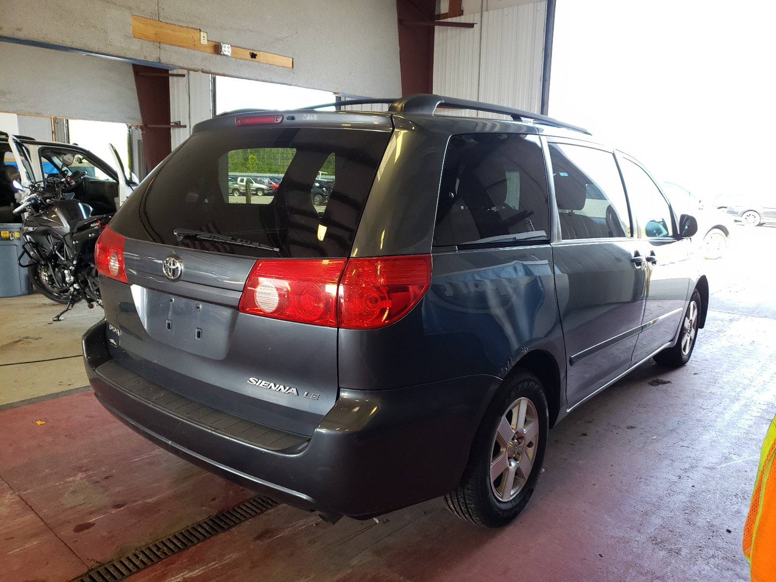 Photo 4 from auction – 2010 TOYOTA SIENNA CE with VIN 5TDKK4CC9AS335790