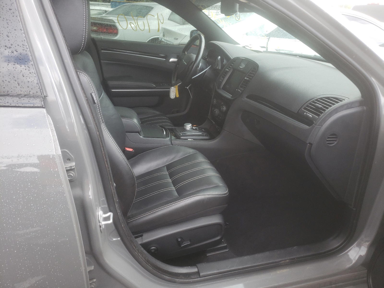 Photo 5 from auction – 2019 CHRYSLER 300 S with VIN 2C3CCABG3KH559498