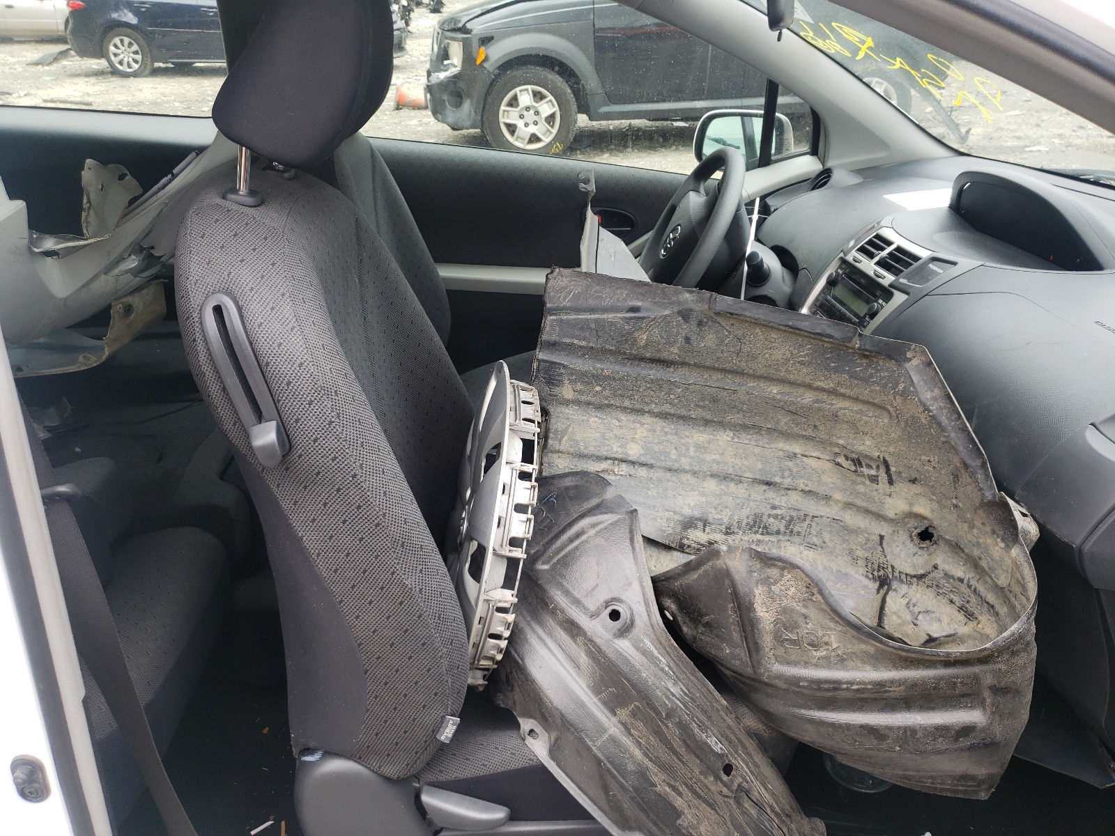 Photo 5 from auction – 2011 TOYOTA YARIS with VIN JTDJT4K32B5326219