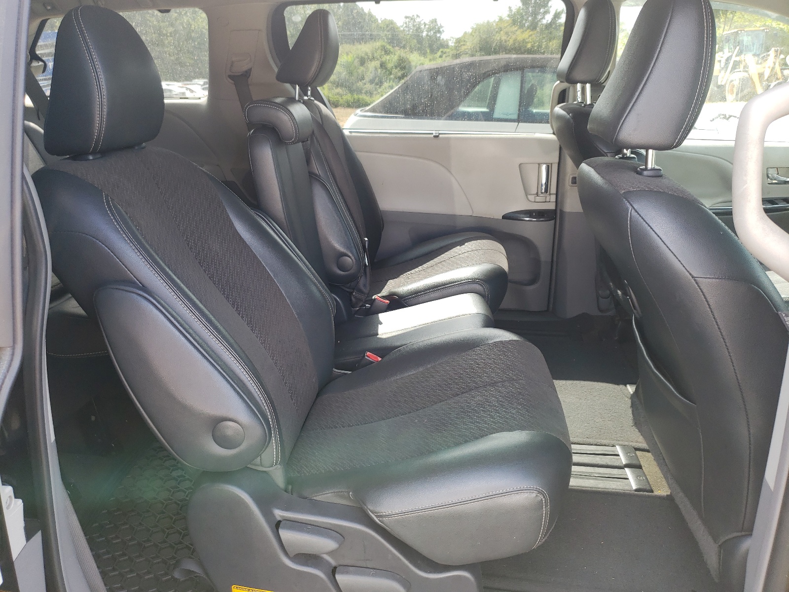 Photo 6 from auction – 2011 TOYOTA SIENNA SPO with VIN 5TDXK3DC9BS174678