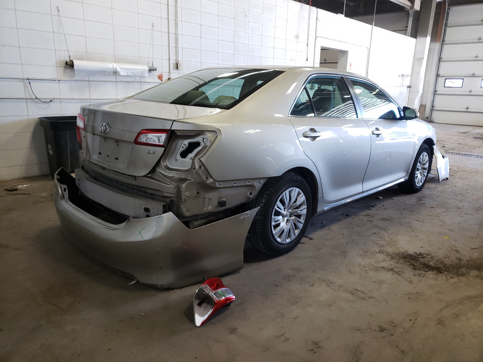 Photo 4 from auction – 2014 TOYOTA CAMRY LE with VIN 4T4BF1FK5ER428508