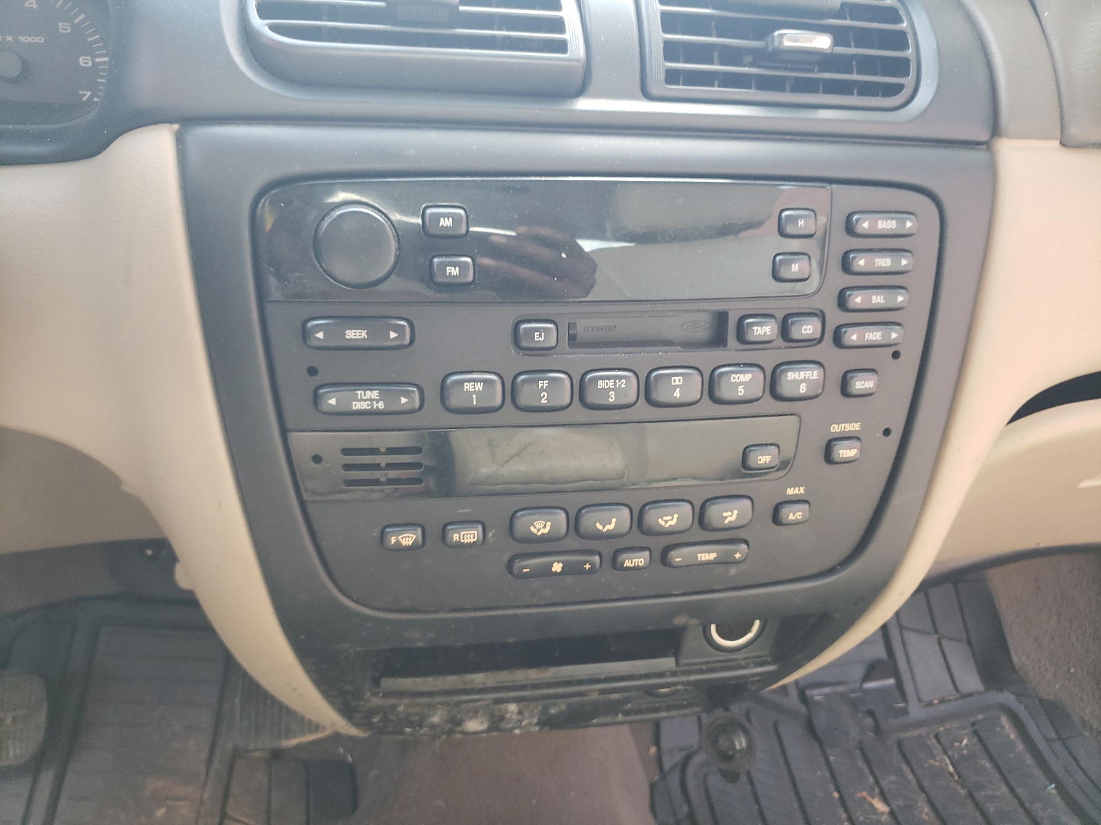Photo 9 from auction – 2000 FORD TAURUS SEL with VIN 1FAFP56S1YA210940