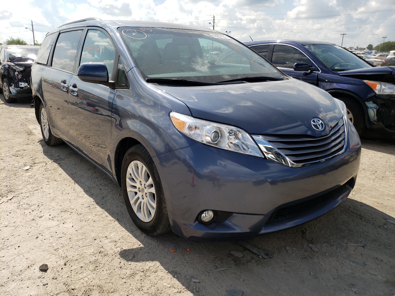 TOYOTA SIENNA XLE 2015 with VIN 5TDYK3DC3FS679304 - Photo from auction