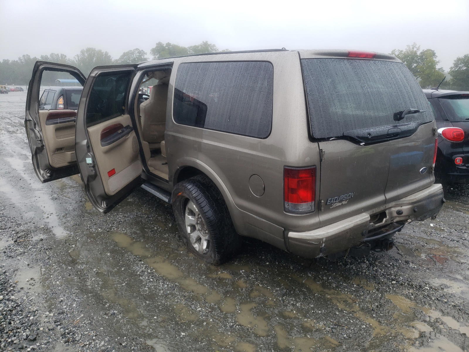 Photo 3 from auction – 2005 FORD EXCURSION with VIN 1FMSU43P45EA31061