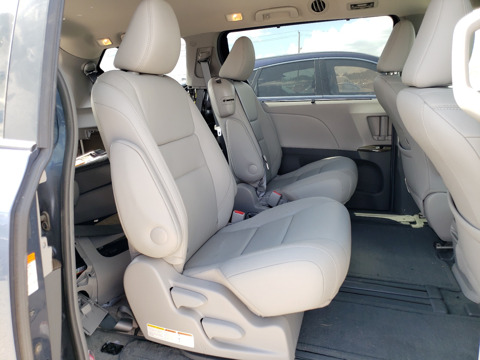 Photo 6 from auction – 2015 TOYOTA SIENNA XLE with VIN 5TDYK3DC3FS679304