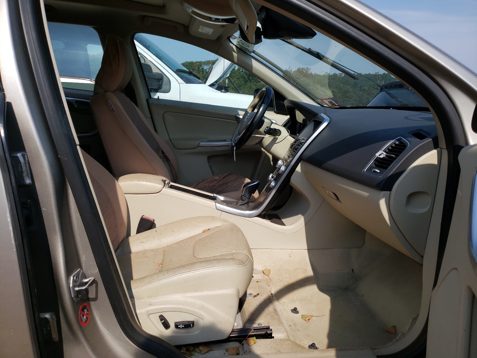 Photo 5 from auction – 2015 VOLVO XC60 T5 PR with VIN YV4612RKXF2673055