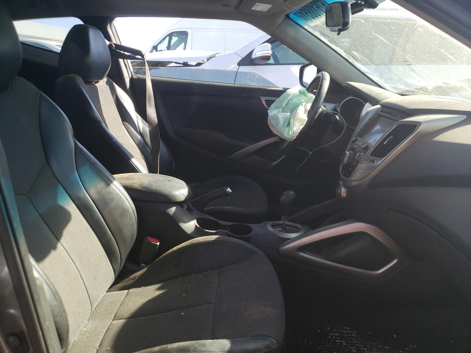 Photo 5 from auction – 2013 HYUNDAI VELOSTER with VIN KMHTC6AD6DU092010