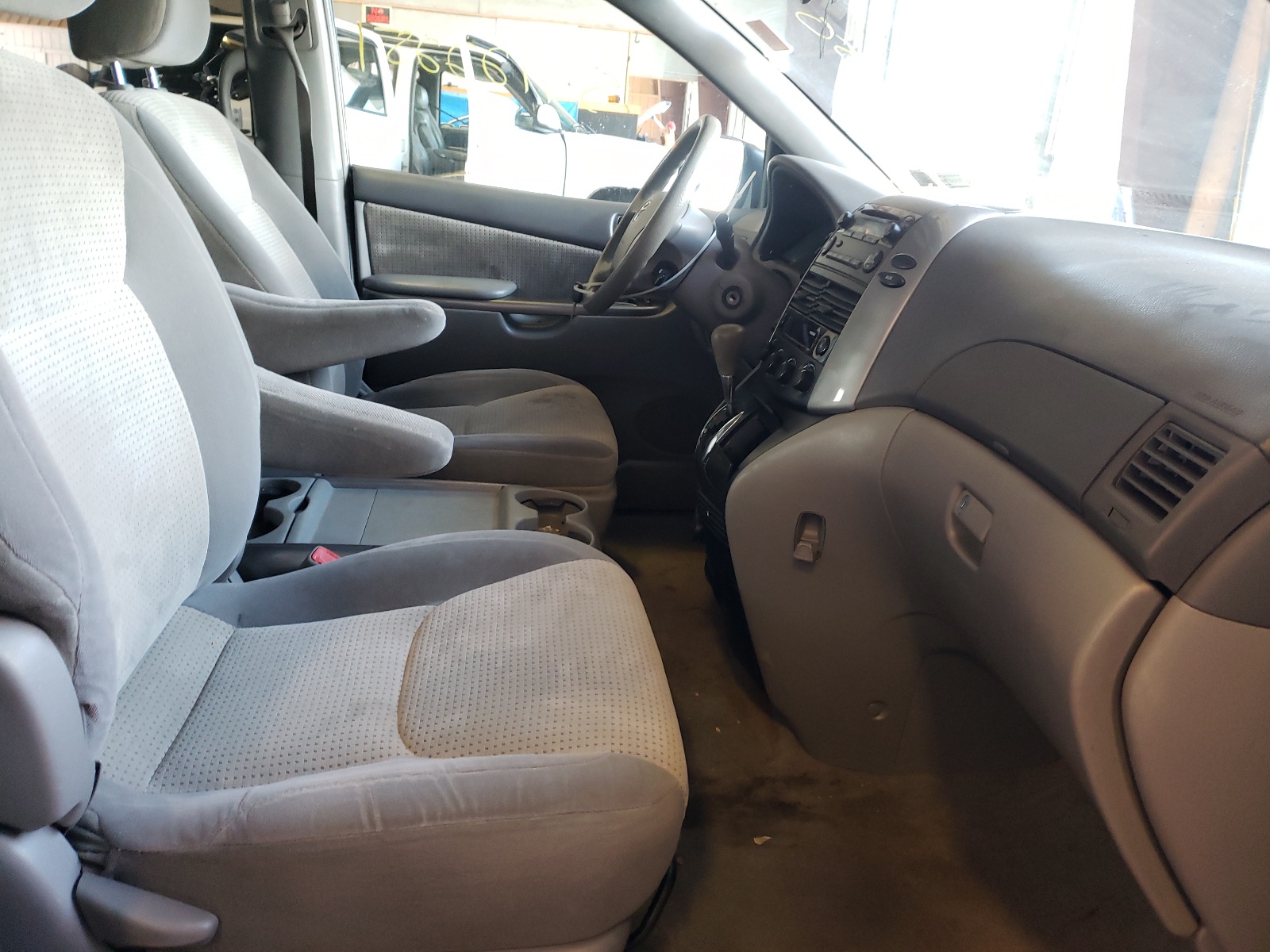 Photo 5 from auction – 2010 TOYOTA SIENNA CE with VIN 5TDKK4CC9AS335790