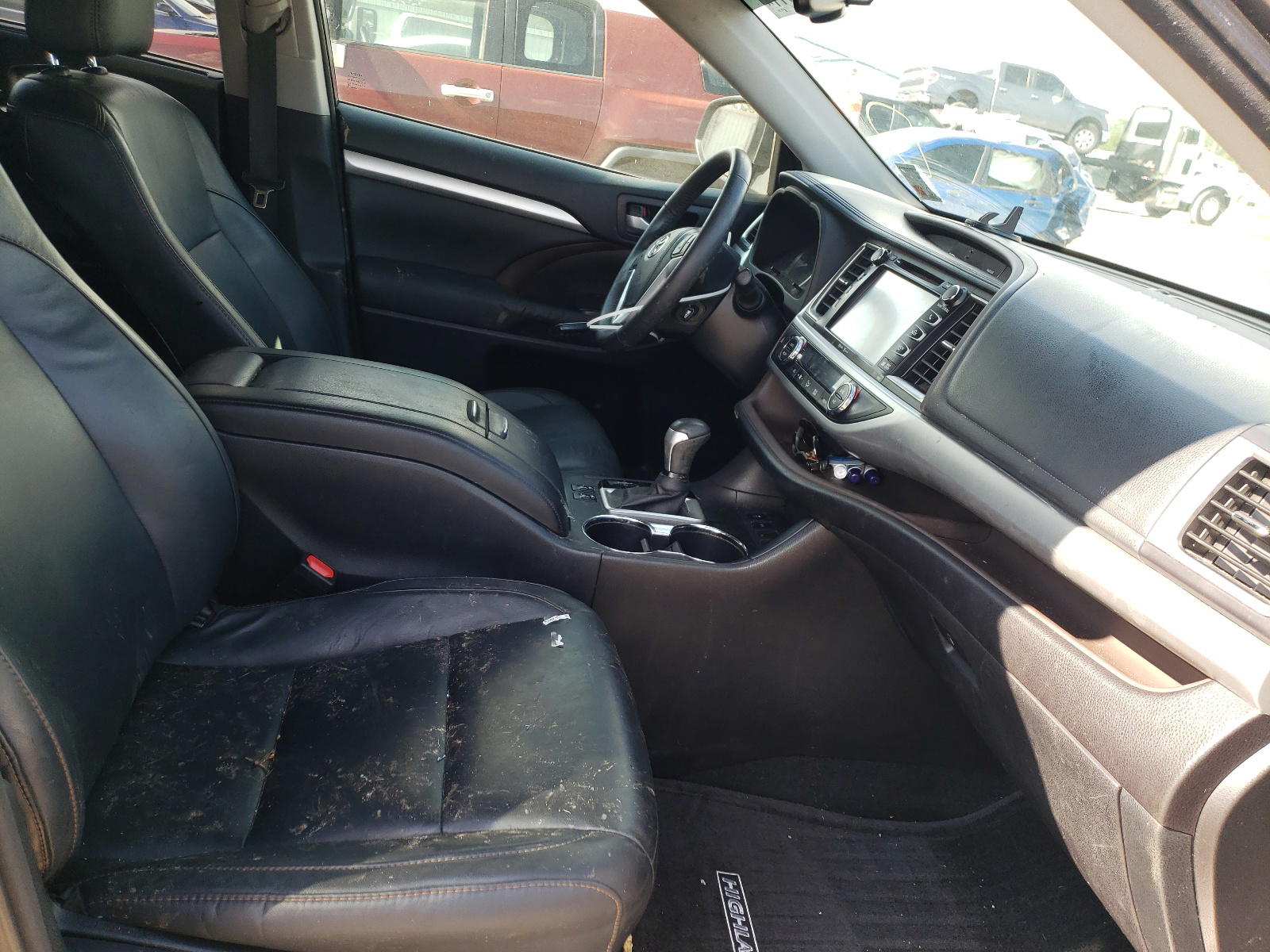 Photo 5 from auction – 2015 TOYOTA HIGHLANDER with VIN 5TDKKRFH0FS091412