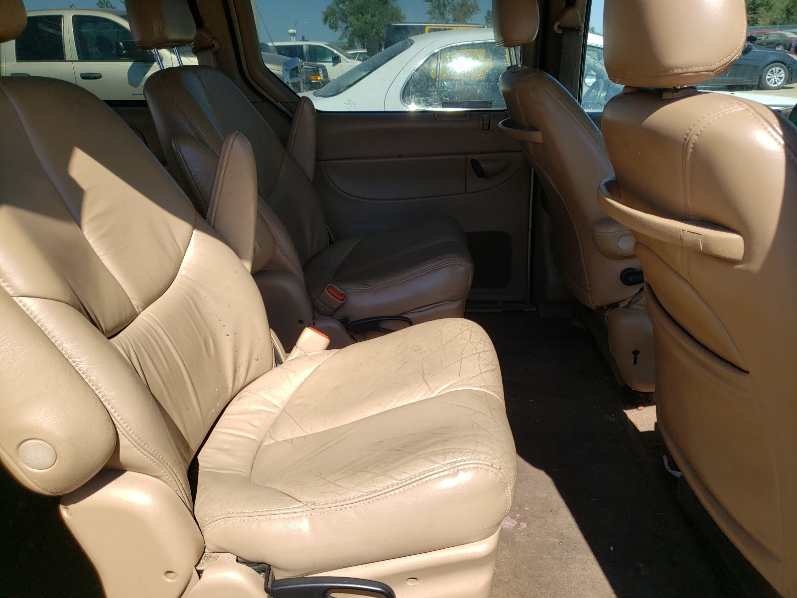 Photo 6 from auction – 2000 CHRYSLER TOWN & COU with VIN 1C4GP54L2YB508658