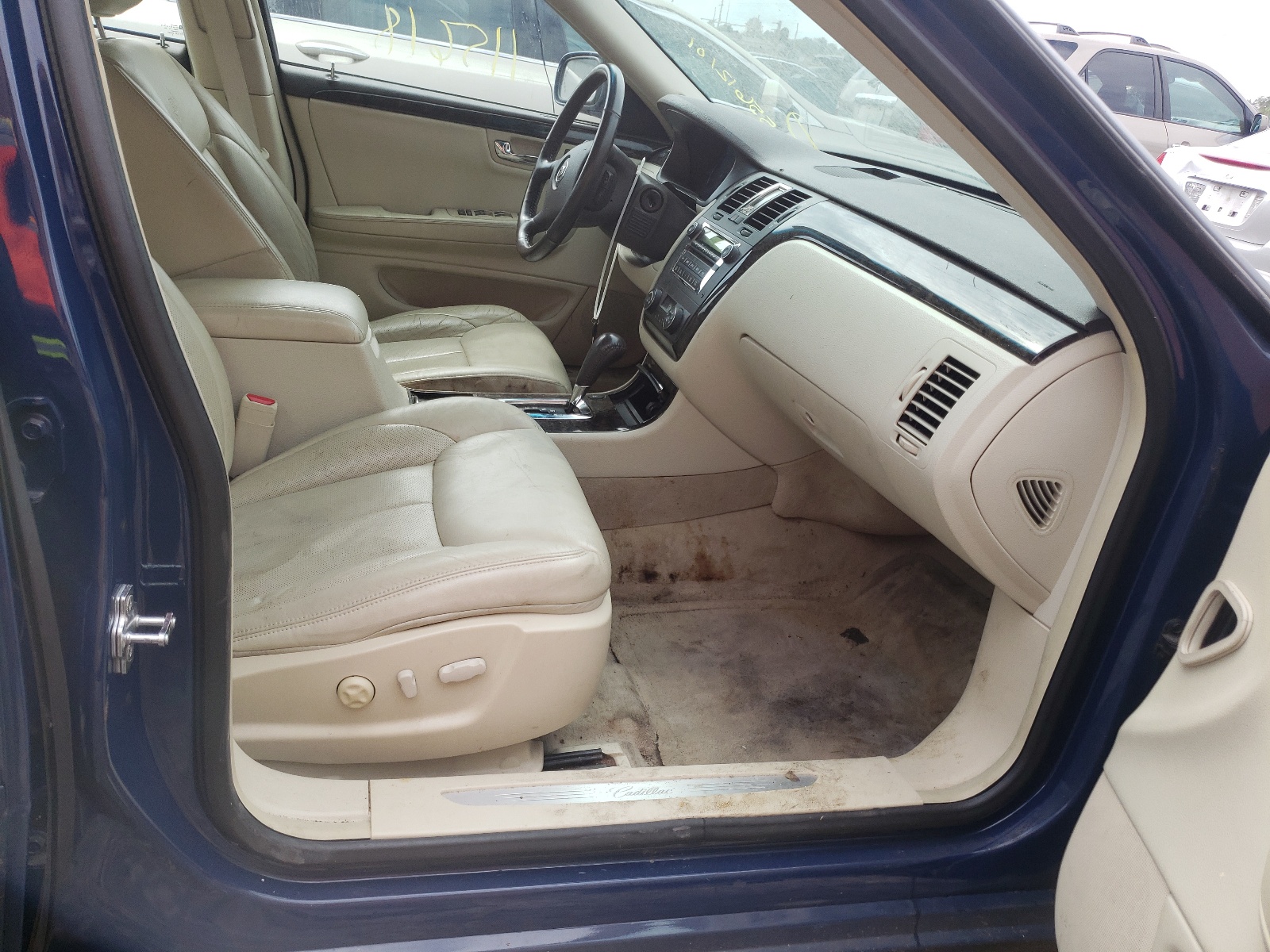 Photo 5 from auction – 2008 CADILLAC DTS with VIN 1G6KD57Y58U210607