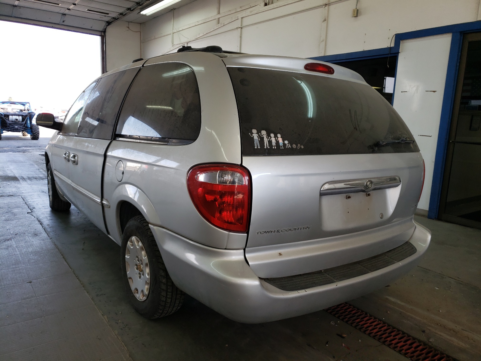 Photo 3 from auction – 2002 CHRYSLER TOWN & COU with VIN 2C4GP44312R755611