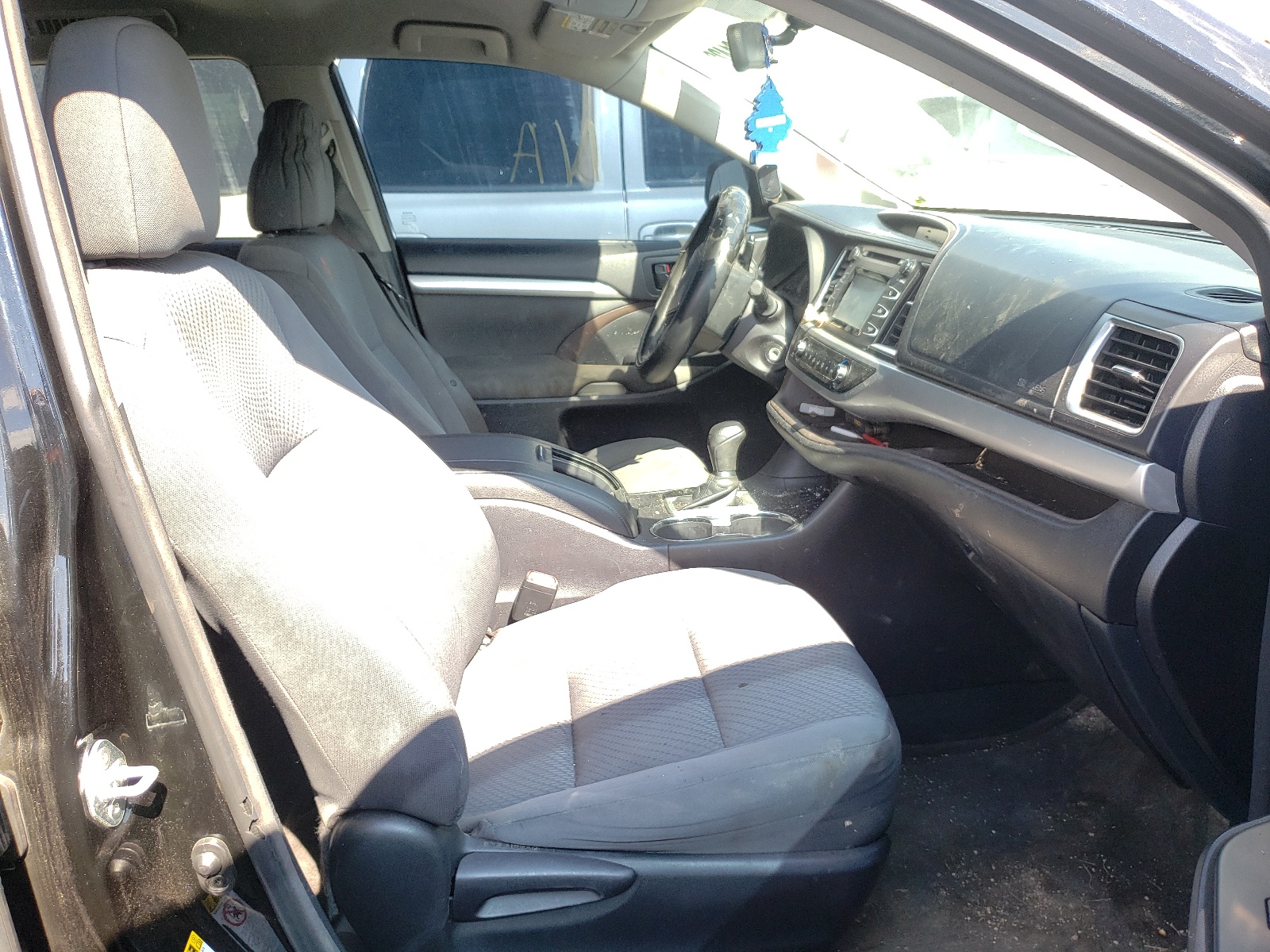 Photo 5 from auction – 2015 TOYOTA HIGHLANDER with VIN 5TDZARFH1FS011746
