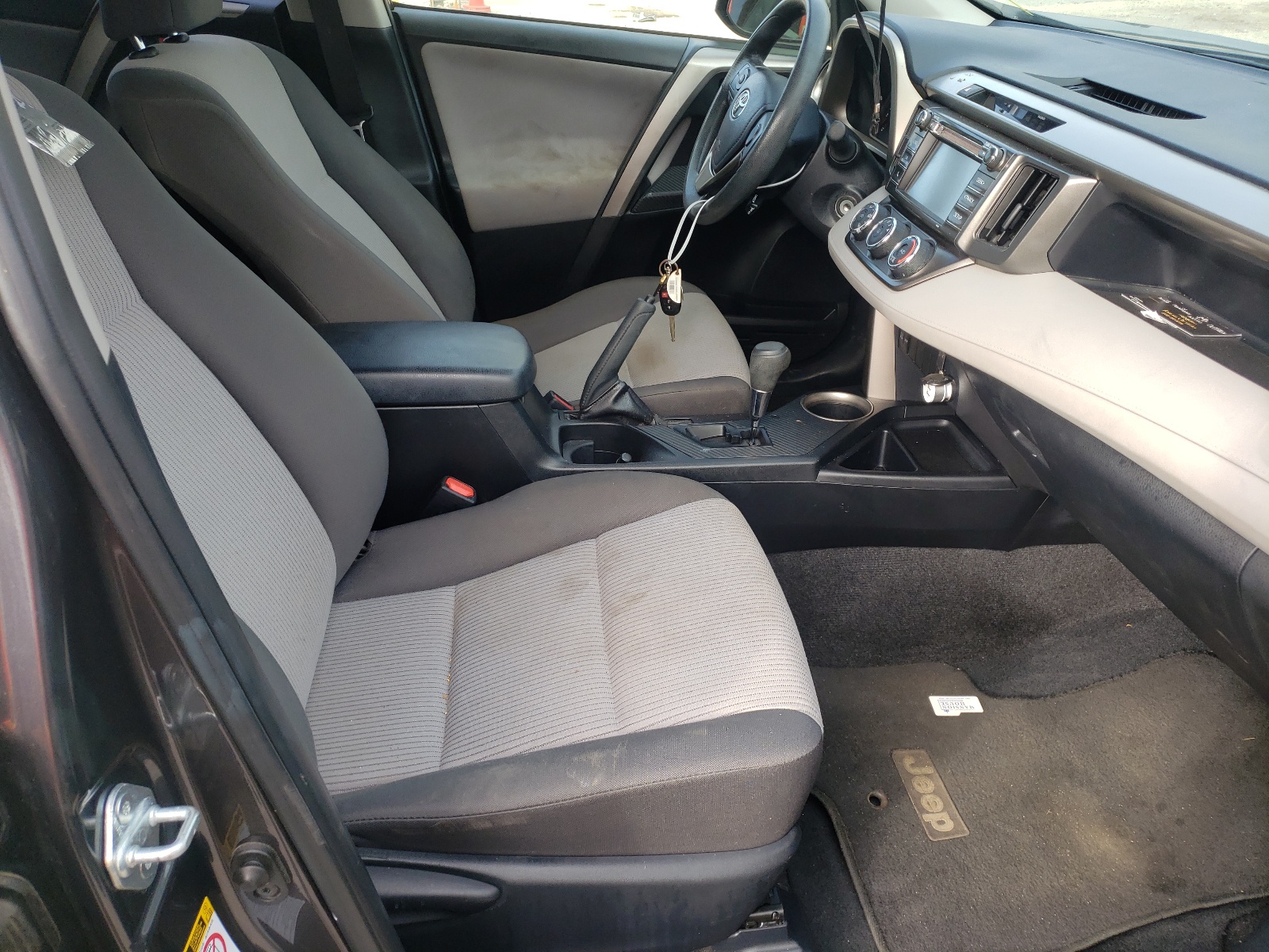 Photo 5 from auction – 2015 TOYOTA RAV4 LE with VIN JTMBFREV1FJ049095