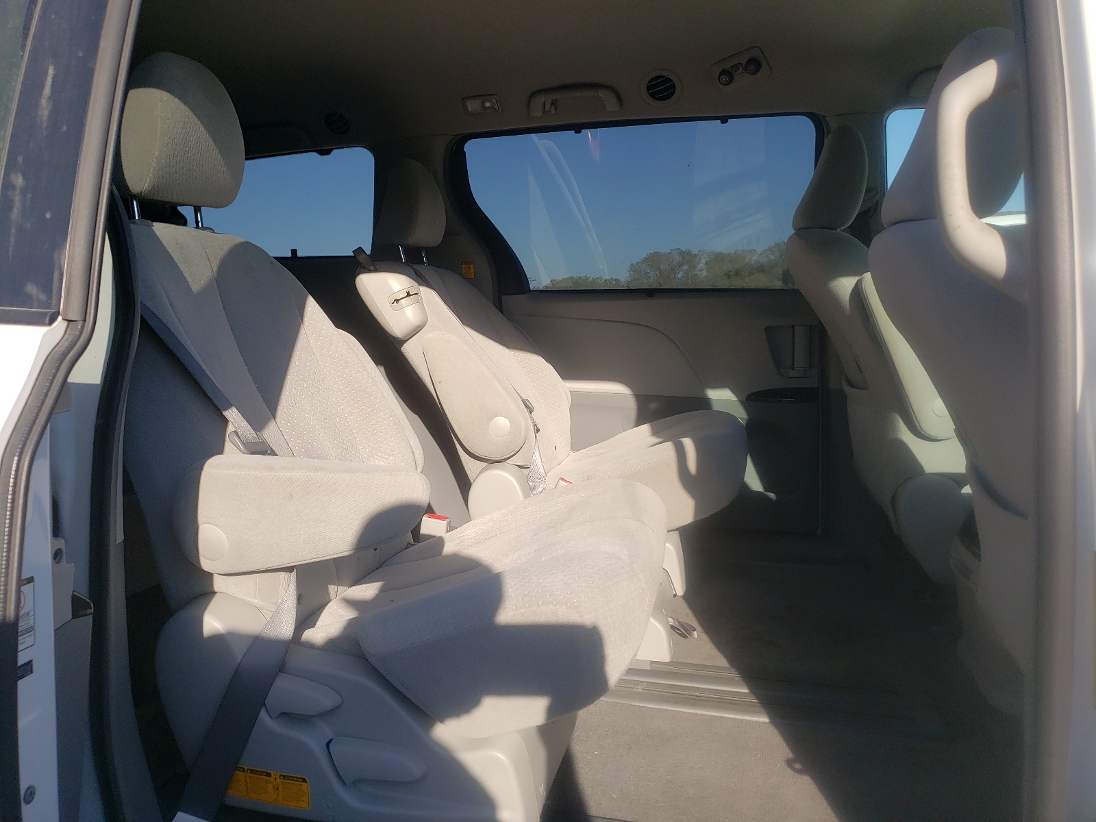 Photo 6 from auction – 2011 TOYOTA SIENNA LE with VIN 5TDKK3DC0BS023481