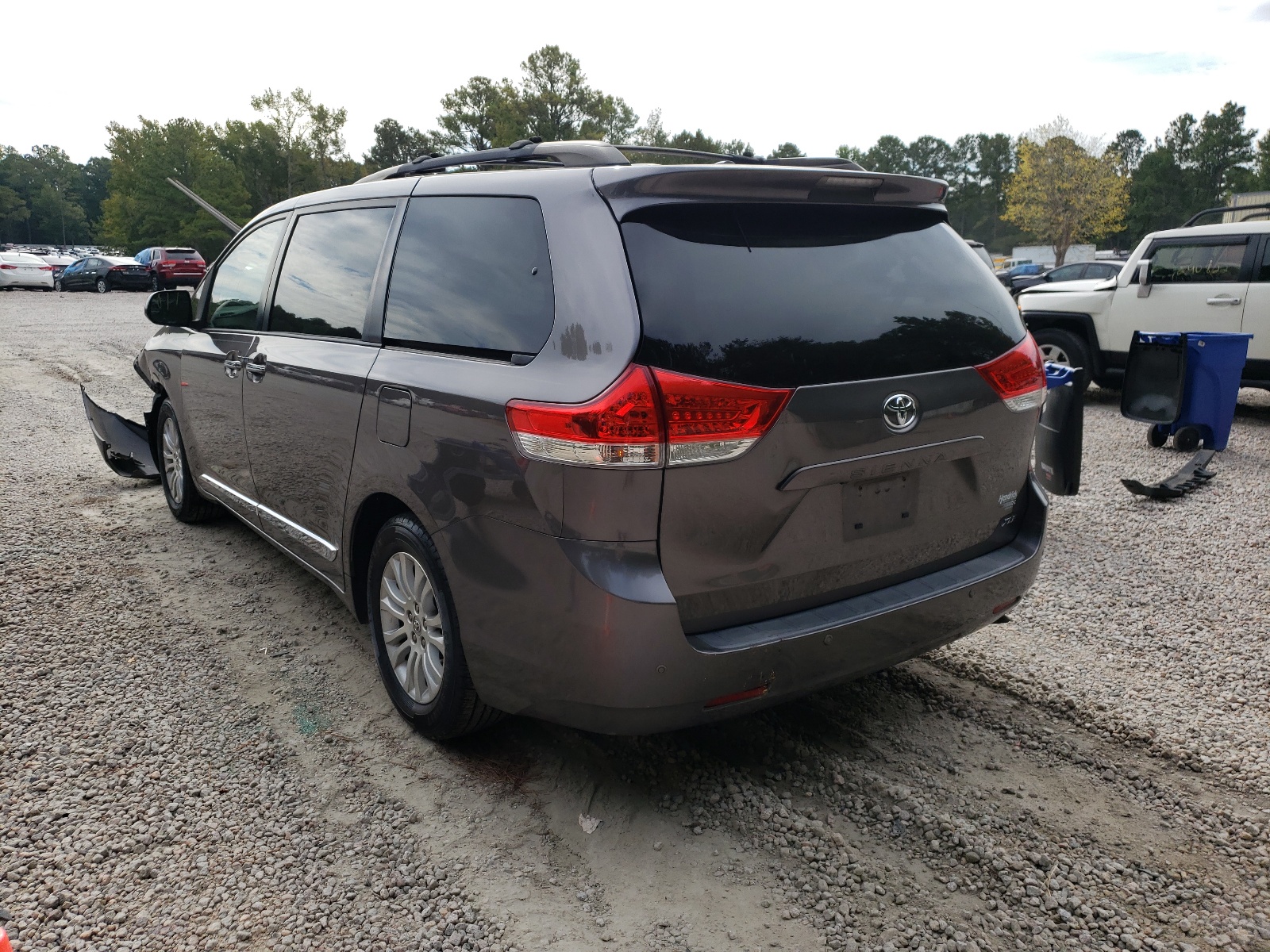 Photo 3 from auction – 2014 TOYOTA SIENNA XLE with VIN 5TDYK3DCXES427578