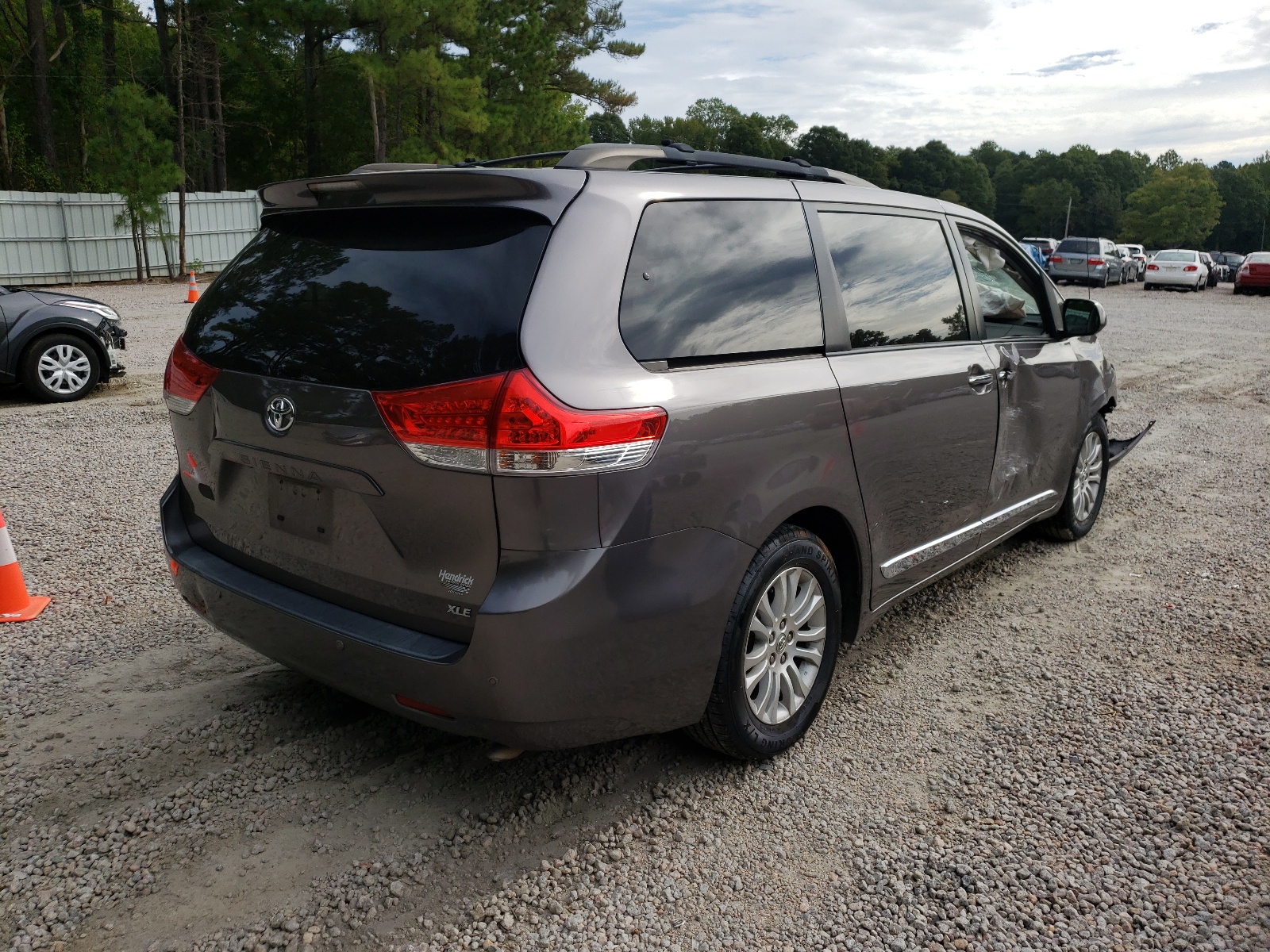 Photo 4 from auction – 2014 TOYOTA SIENNA XLE with VIN 5TDYK3DCXES427578