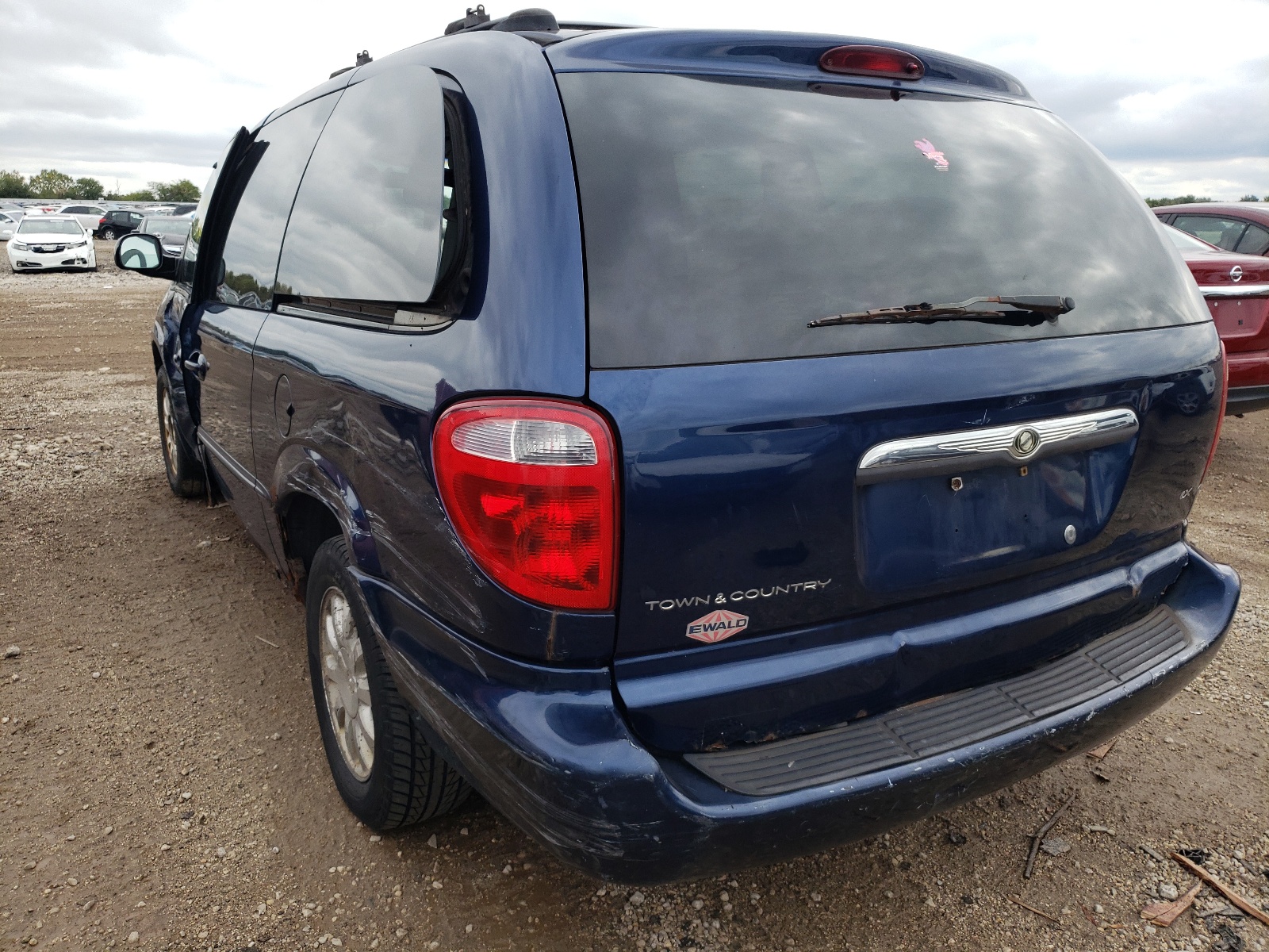 Photo 3 from auction – 2002 CHRYSLER TOWN & COU with VIN 2C4GP74L32R654359