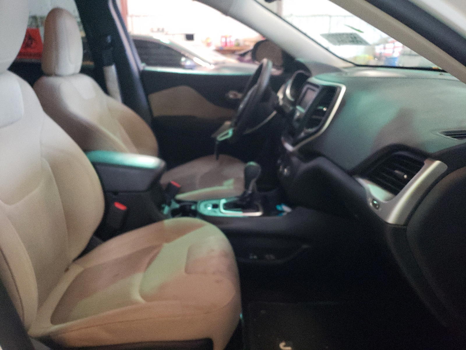 Photo 5 from auction – 2018 JEEP CHEROKEE L with VIN 1C4PJLCB5JD604969