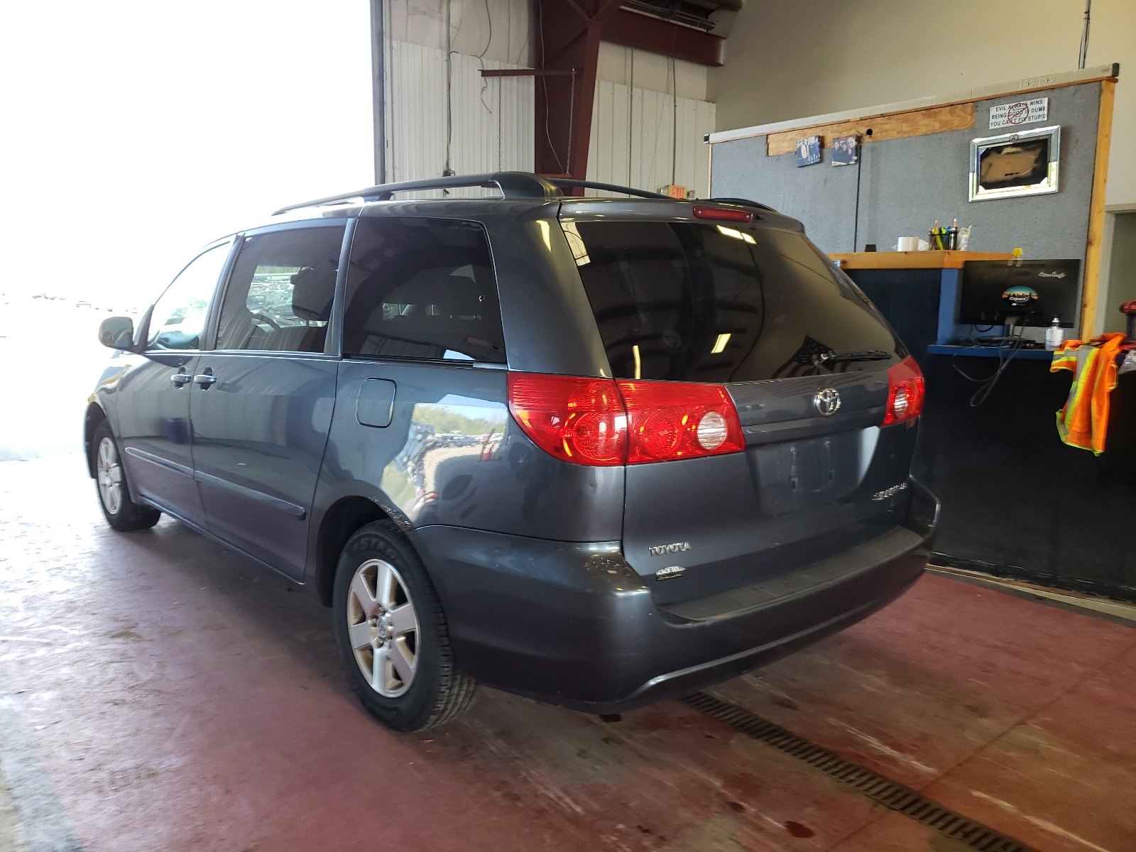 Photo 3 from auction – 2010 TOYOTA SIENNA CE with VIN 5TDKK4CC9AS335790
