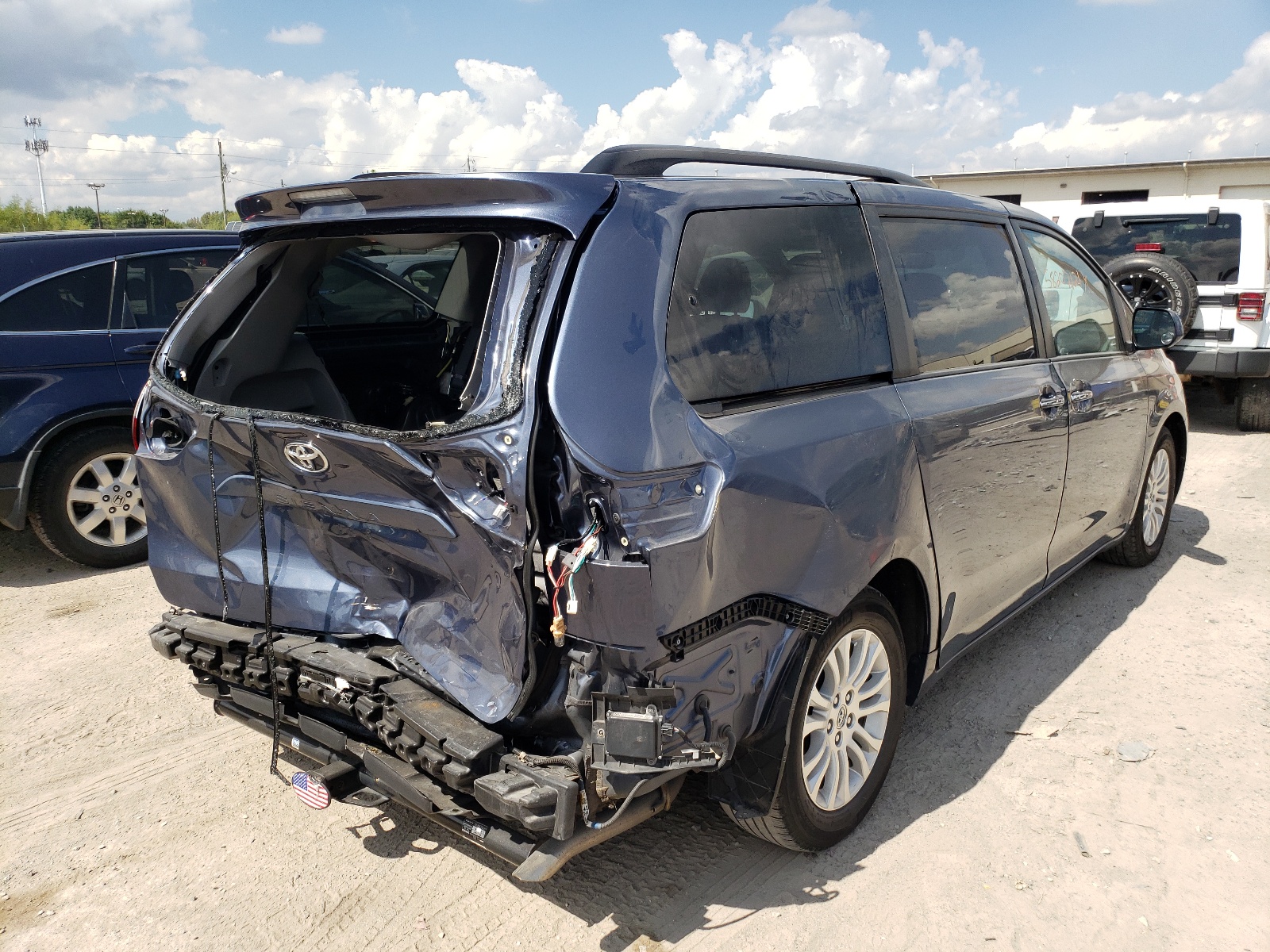Photo 4 from auction – 2015 TOYOTA SIENNA XLE with VIN 5TDYK3DC3FS679304