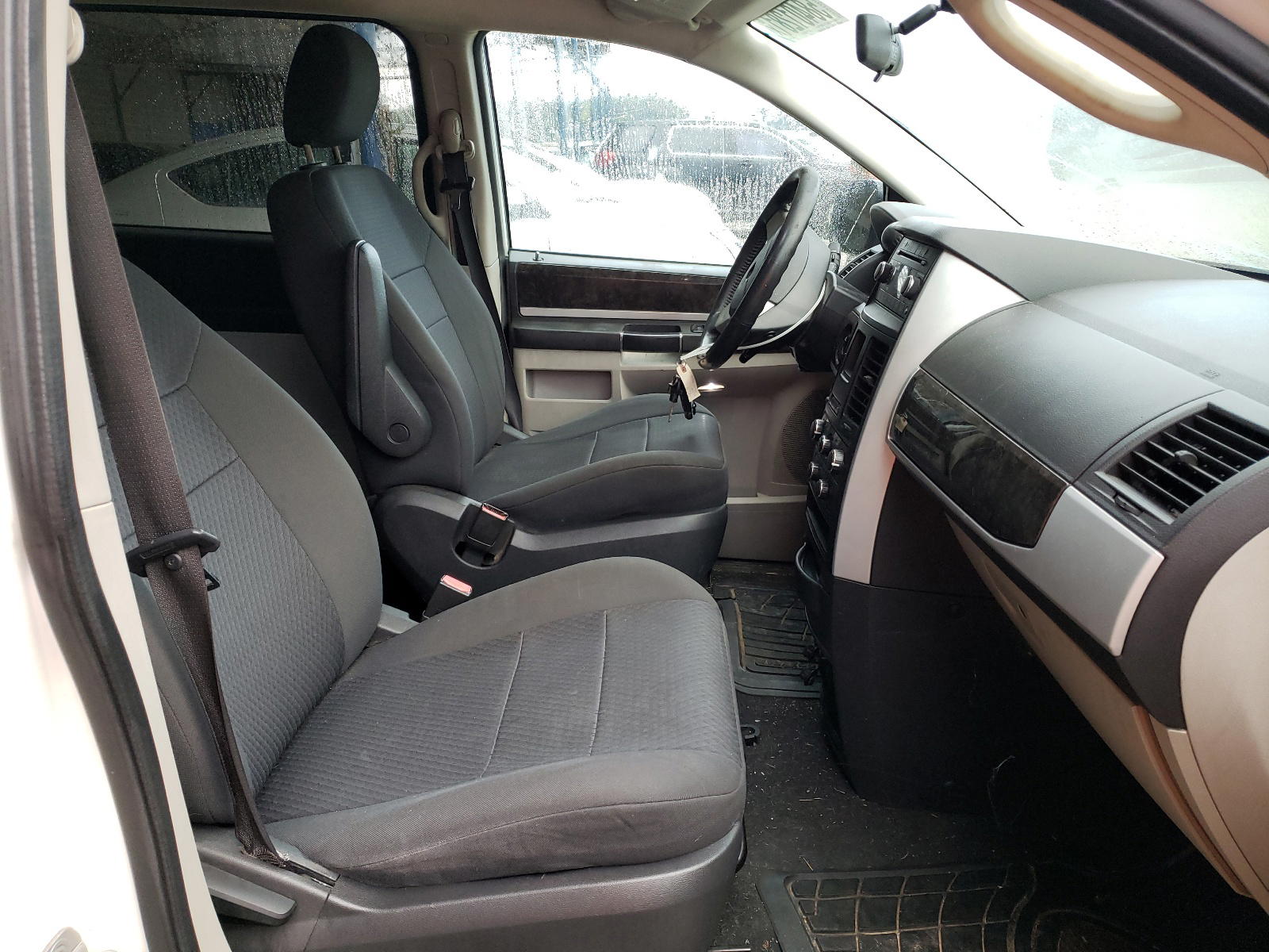 Photo 5 from auction – 2010 DODGE GRAND CARA with VIN 2D4RN5D11AR197117