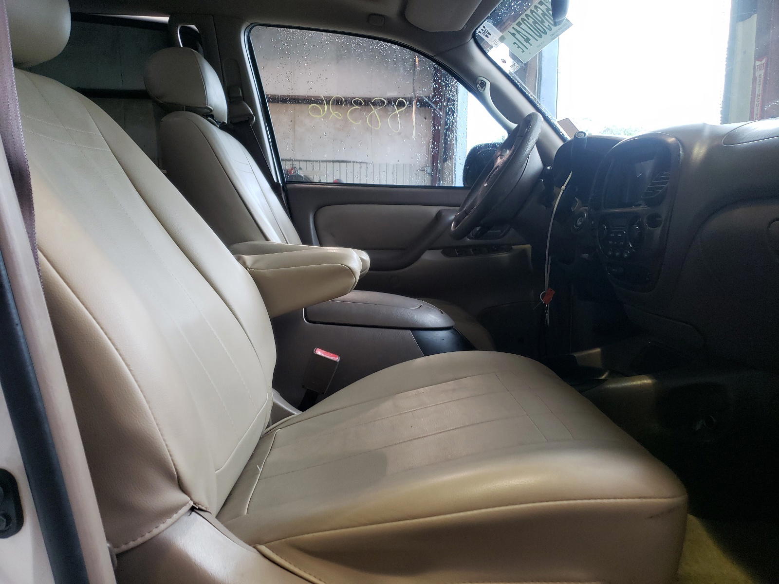 Photo 5 from auction – 2001 TOYOTA SEQUOIA with VIN 5TDZT34A41S050286