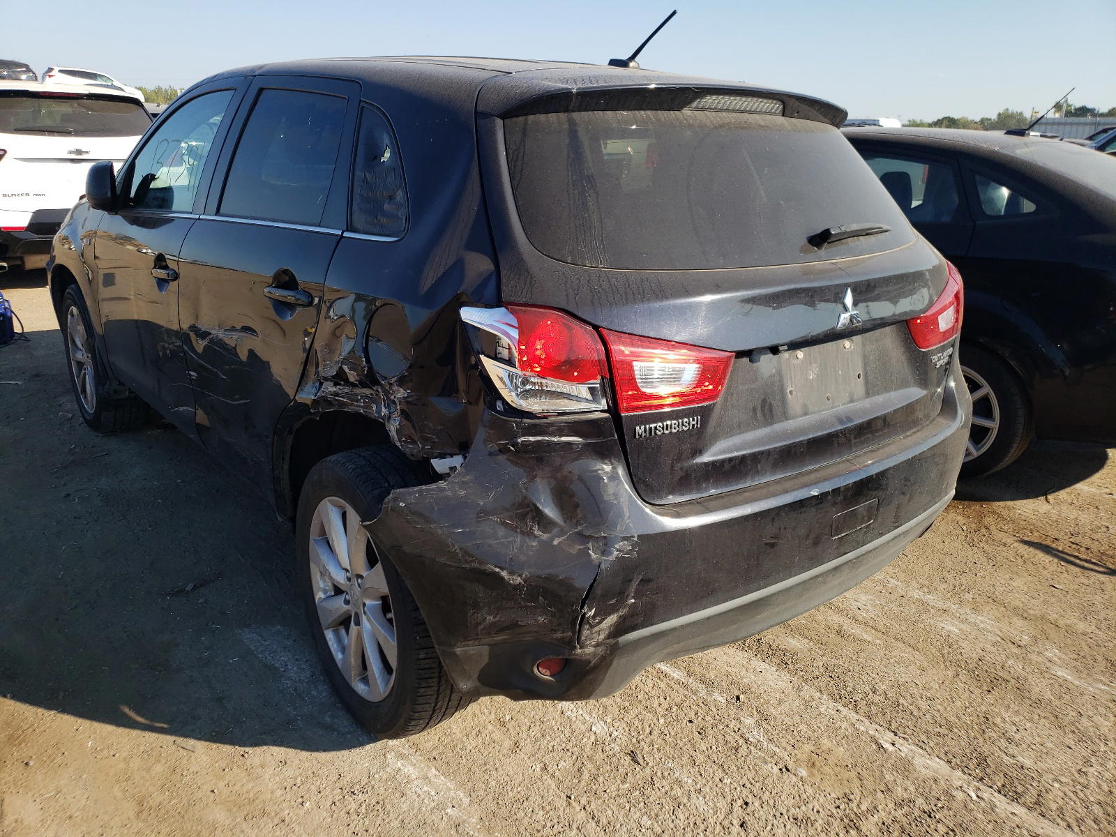 Photo 3 from auction – 2014 MITSUBISHI OUTLANDER with VIN 4A4AP4AU8EE016412