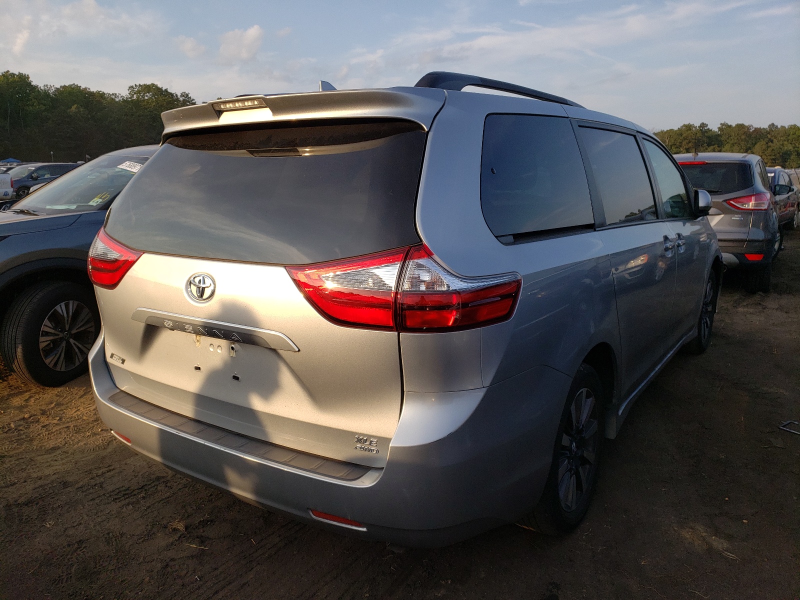 Photo 4 from auction – 2020 TOYOTA SIENNA XLE with VIN 5TDDZ3DC4LS228887