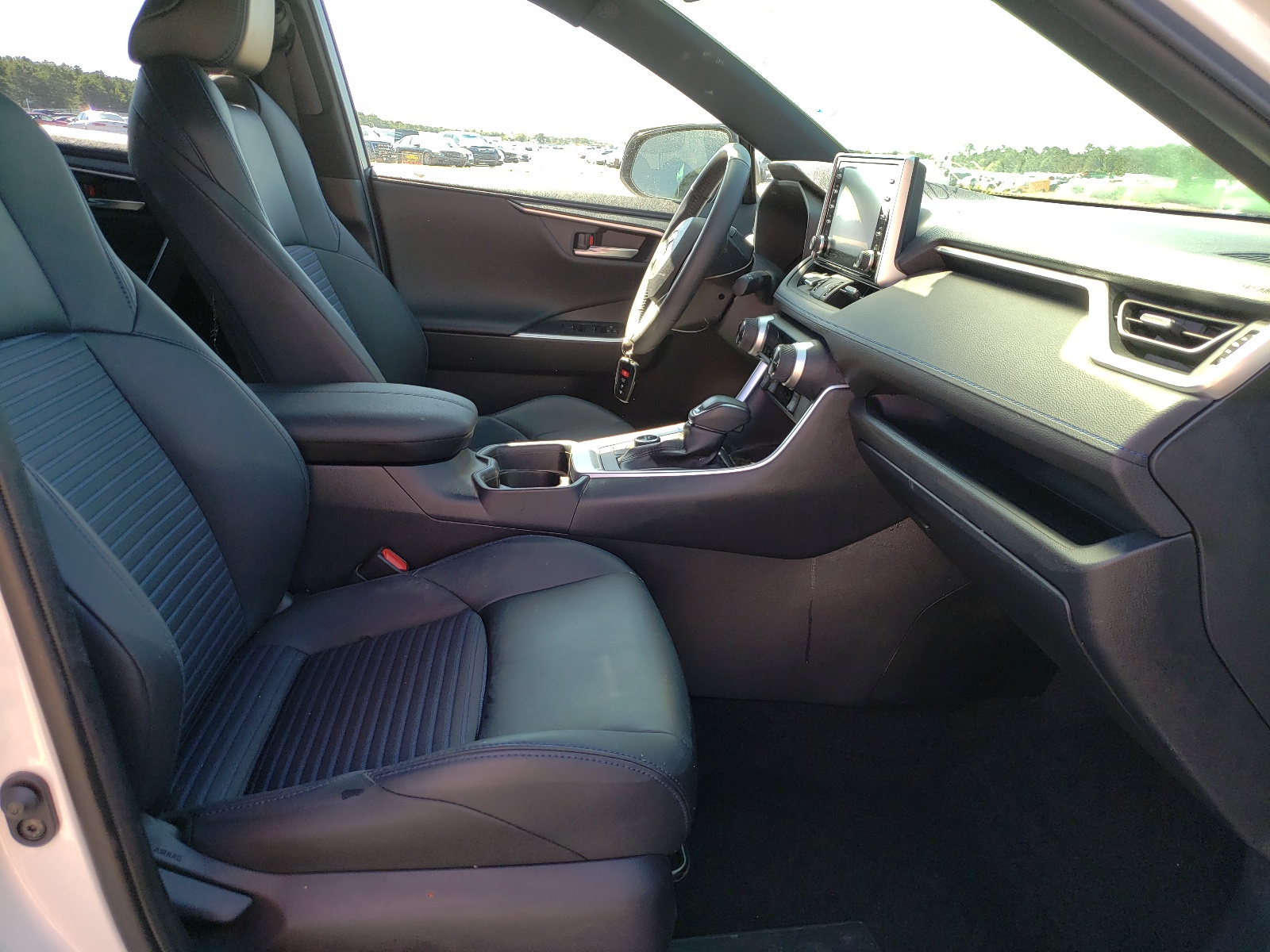 Photo 5 from auction – 2020 TOYOTA RAV4 XSE with VIN JTMEWRFV2LJ041692