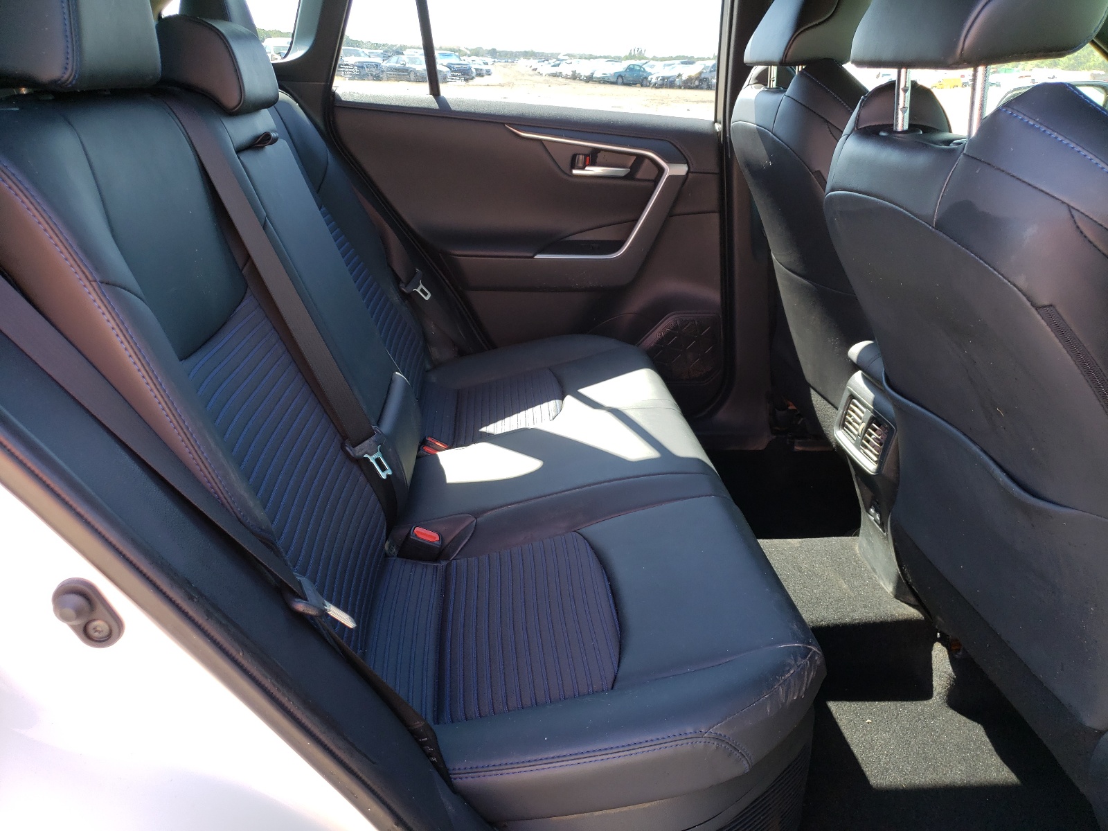 Photo 6 from auction – 2020 TOYOTA RAV4 XSE with VIN JTMEWRFV2LJ041692
