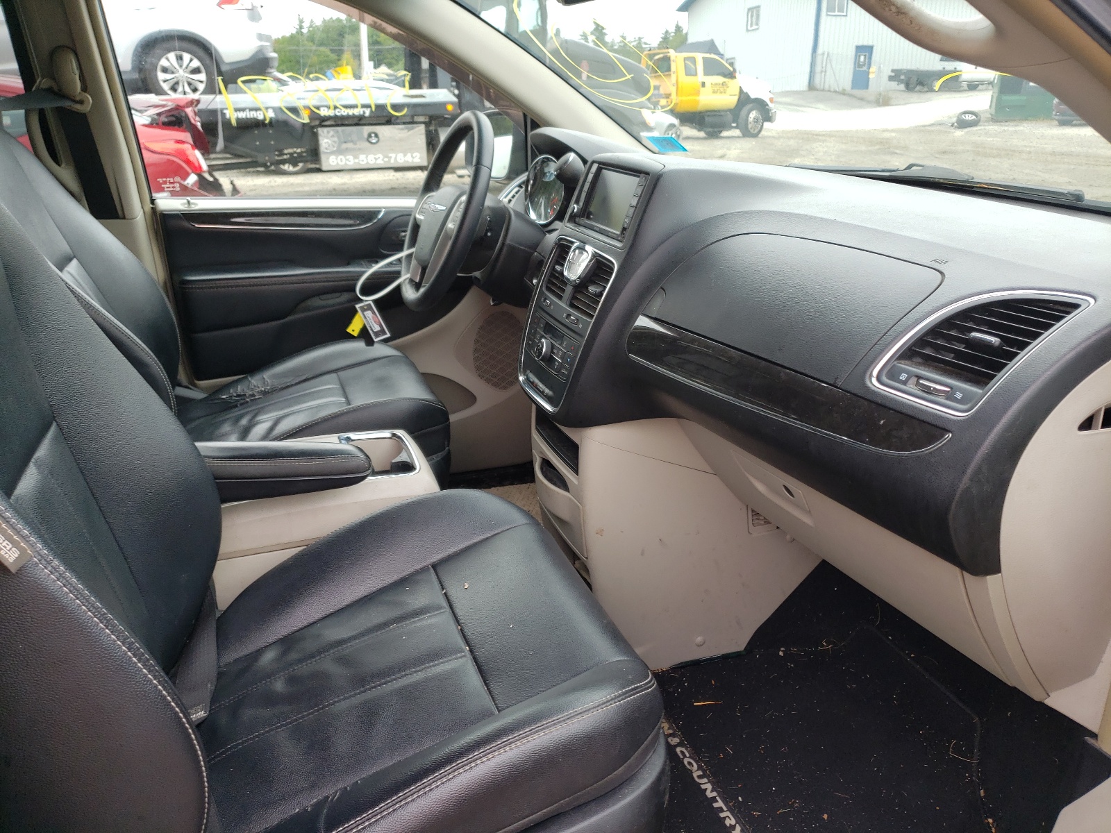 Photo 5 from auction – 2015 CHRYSLER TOWN & COU with VIN 2C4RC1BG1FR588357