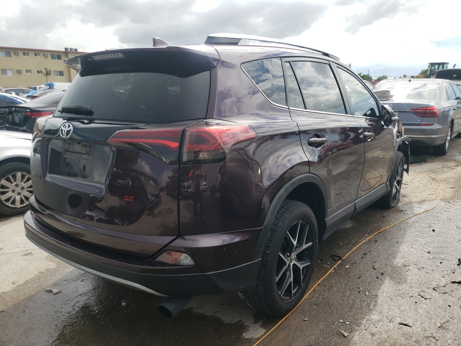 Photo 4 from auction – 2018 TOYOTA RAV4 SE with VIN 2T3NFREV1JW428900
