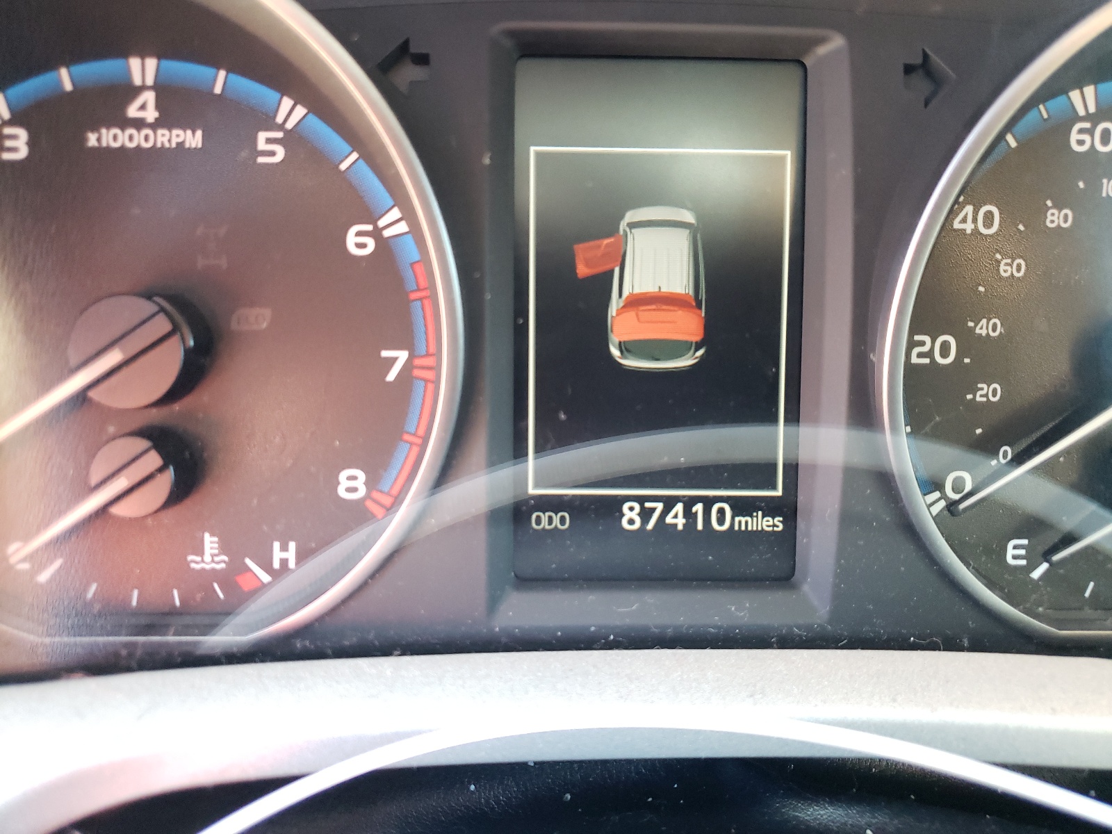 Photo 8 from auction – 2017 TOYOTA RAV4 LE with VIN 2T3BFREVXHW666354