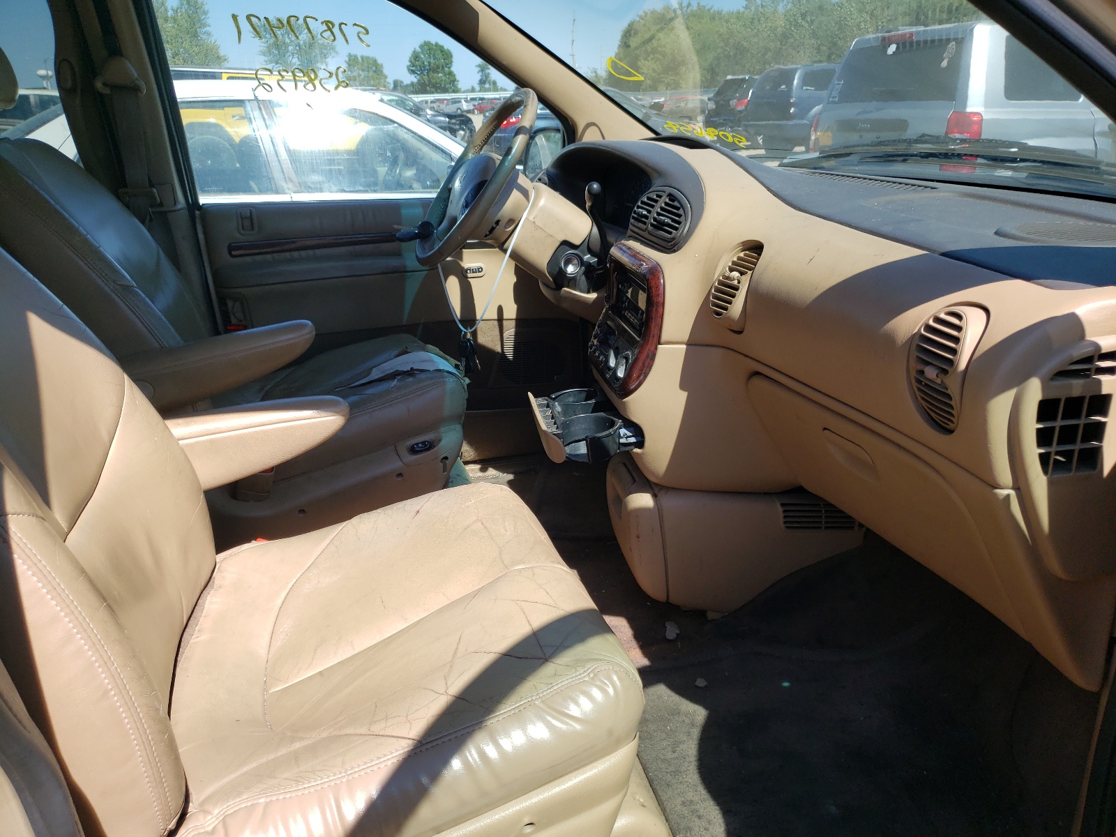 Photo 5 from auction – 2000 CHRYSLER TOWN & COU with VIN 1C4GP54L2YB508658