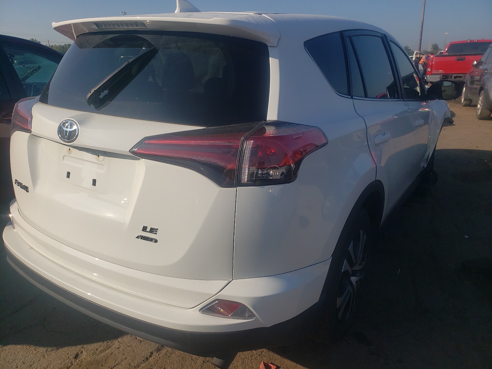 Photo 4 from auction – 2018 TOYOTA RAV4 LE with VIN JTMBFREV8JJ182249