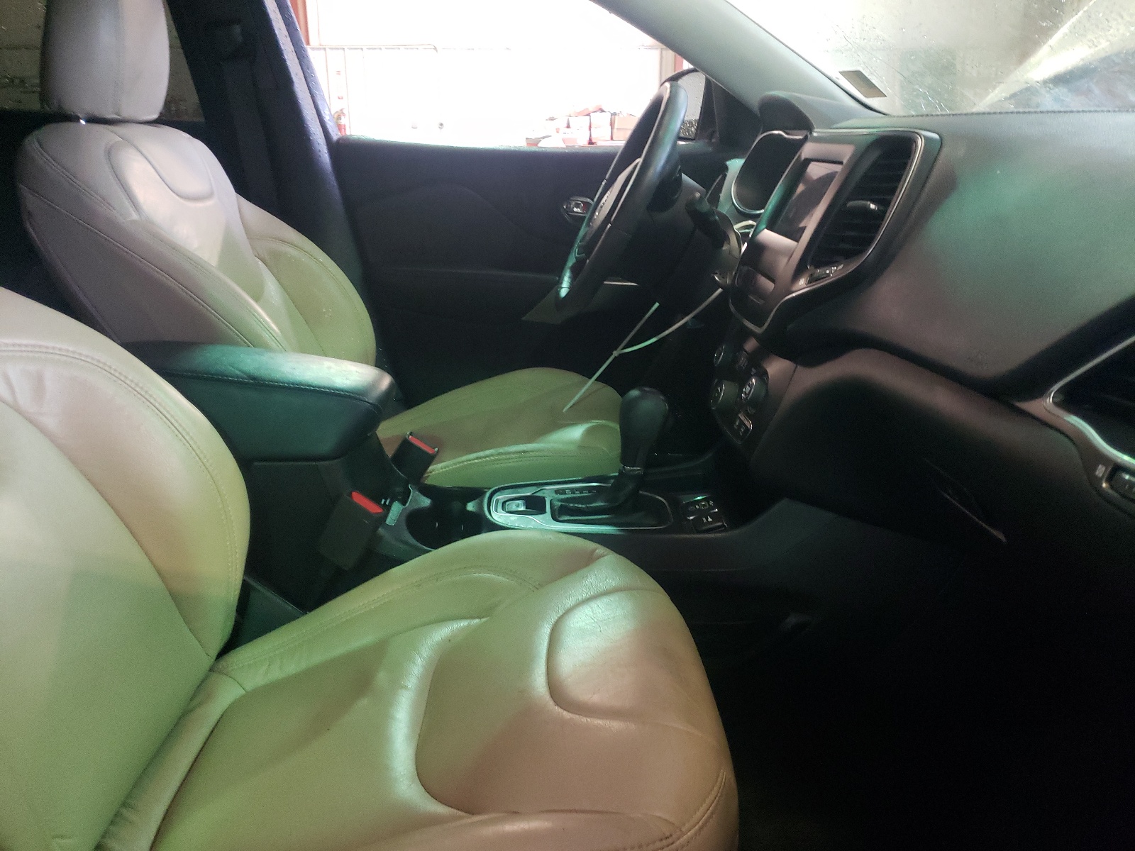 Photo 5 from auction – 2019 JEEP CHEROKEE L with VIN 1C4PJLCB4KD296890