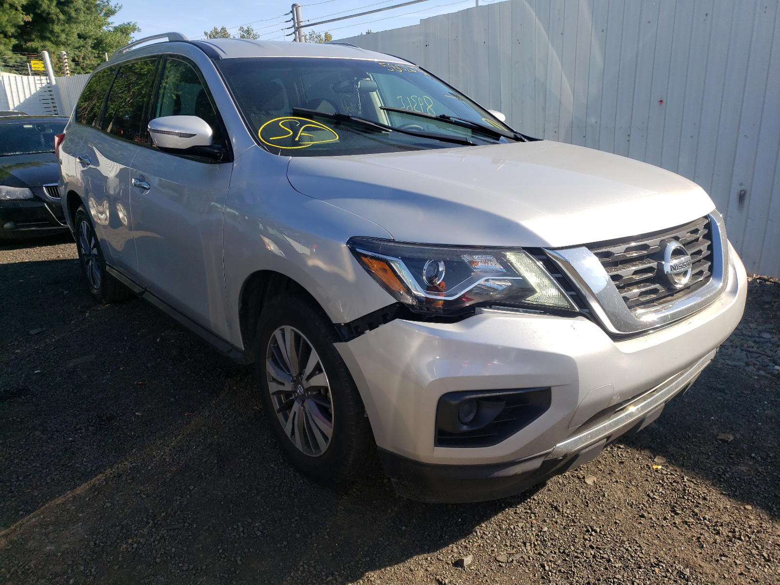 NISSAN PATHFINDER 2017 with VIN 5N1DR2MN4HC653283 - Photo from auction
