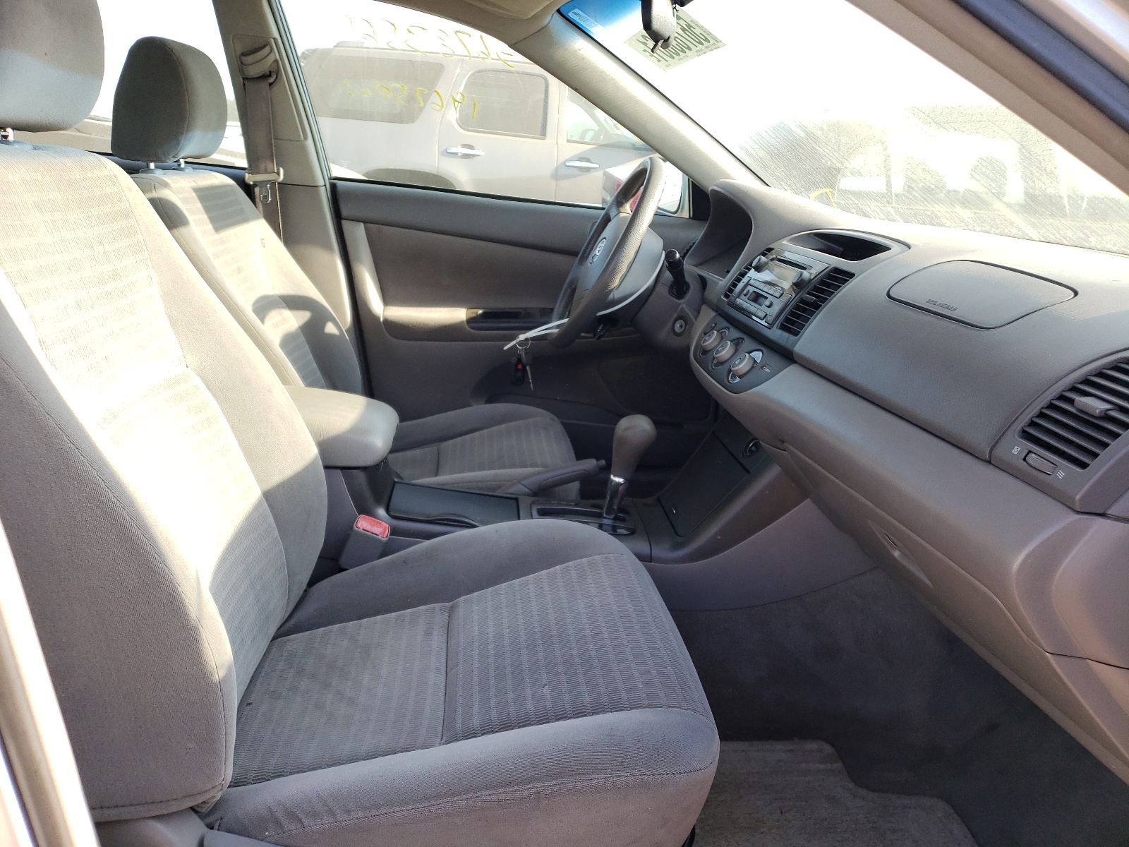 Photo 5 from auction – 2005 TOYOTA CAMRY LE with VIN 4T1BF32K45U606355