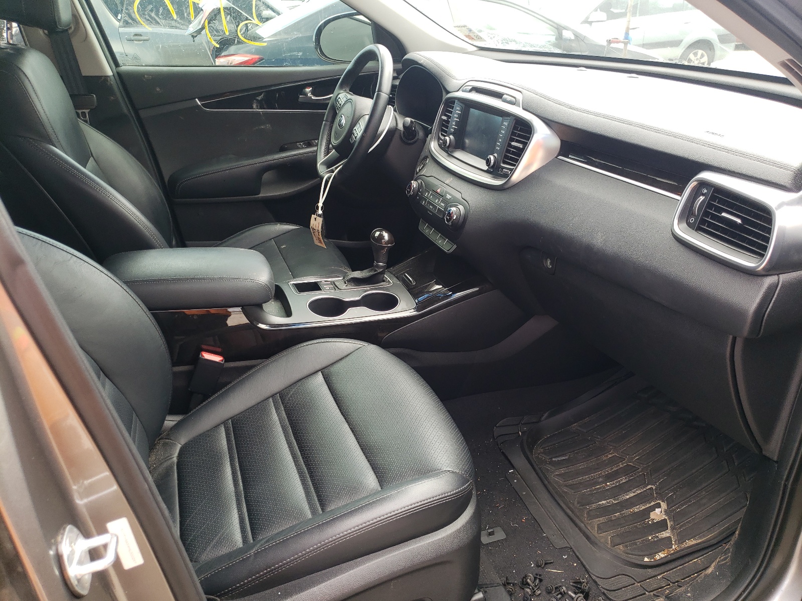 Photo 5 from auction – 2017 KIA SORENTO EX with VIN 5XYPH4A54HG300249