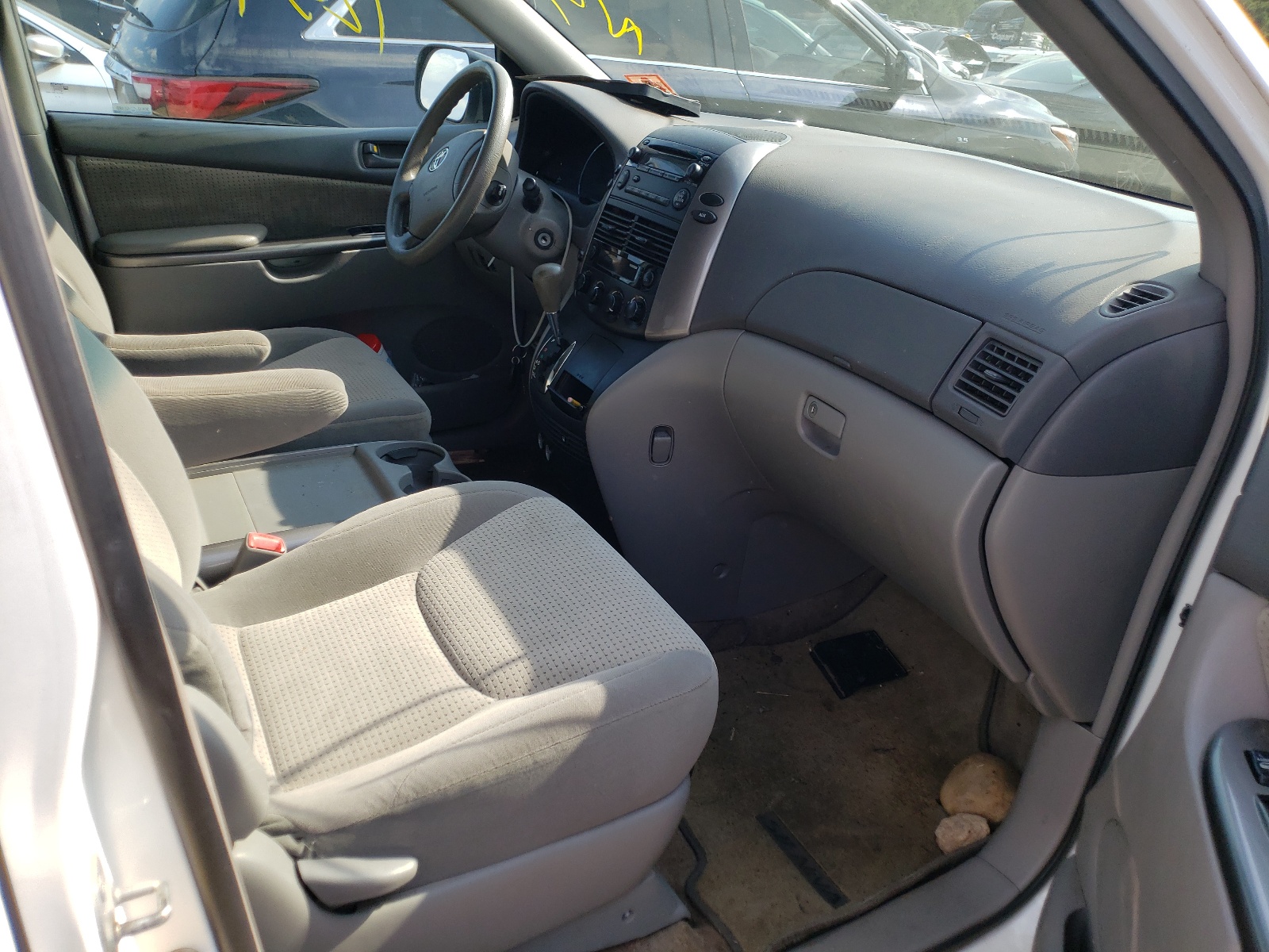 Photo 5 from auction – 2010 TOYOTA SIENNA CE with VIN 5TDKK4CC3AS307029