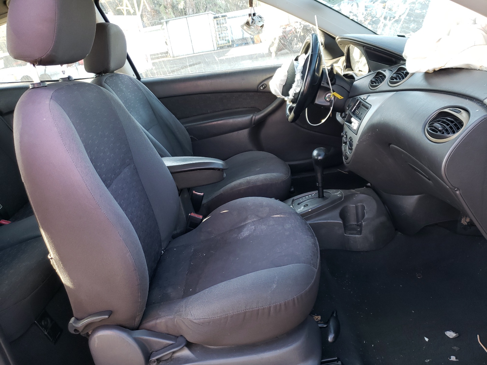 Photo 5 from auction – 2003 FORD FOCUS ZX3 with VIN 3FAFP31303R133075