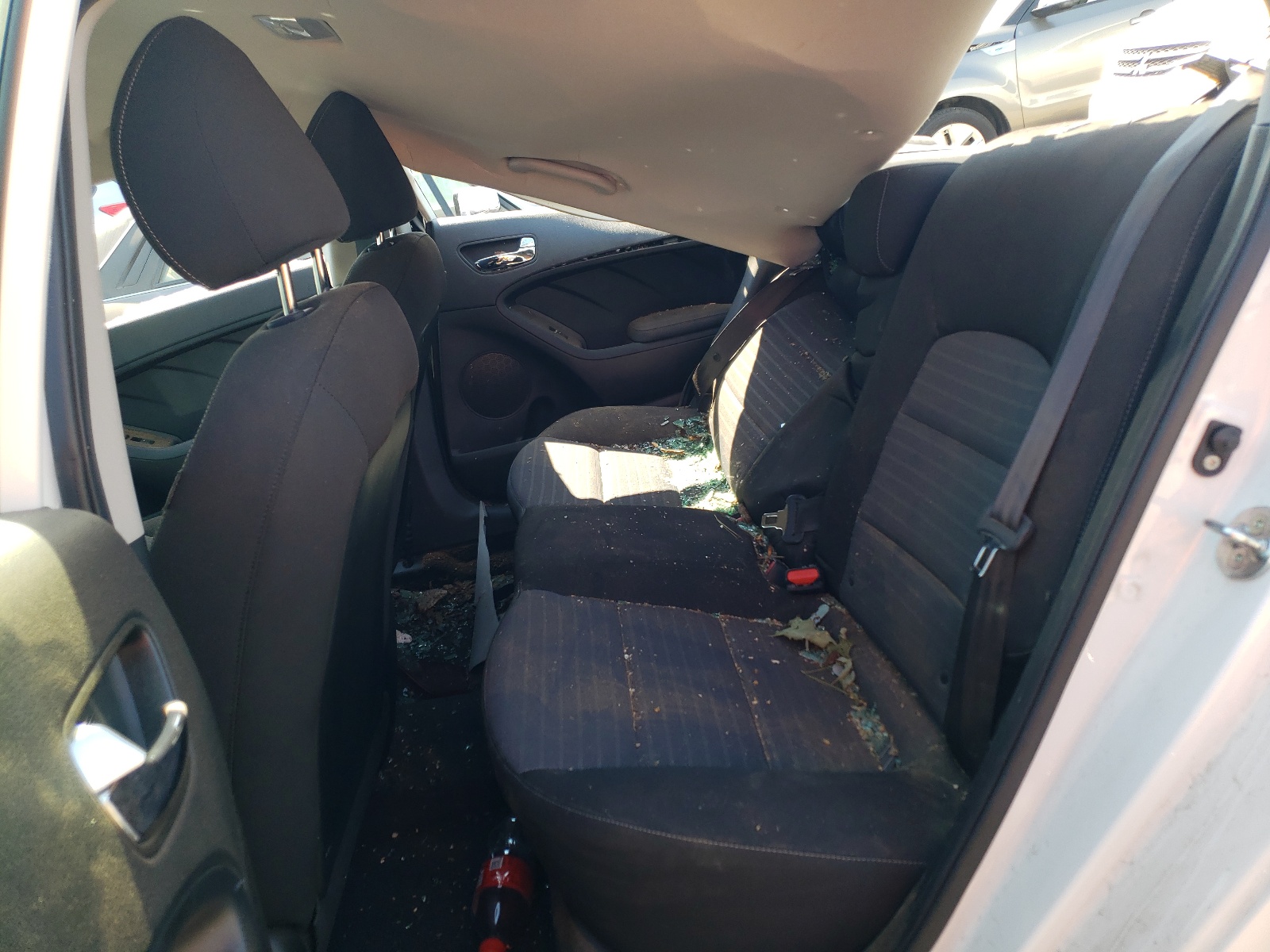 Photo 6 from auction – 2017 KIA FORTE LX with VIN 3KPFL4A78HE151627
