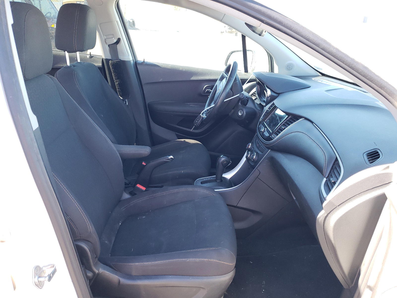 Photo 5 from auction – 2019 CHEVROLET TRAX LS with VIN 3GNCJNSB4KL282386
